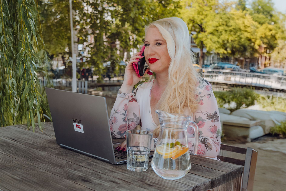 Deborah Isliker im Telefonat
