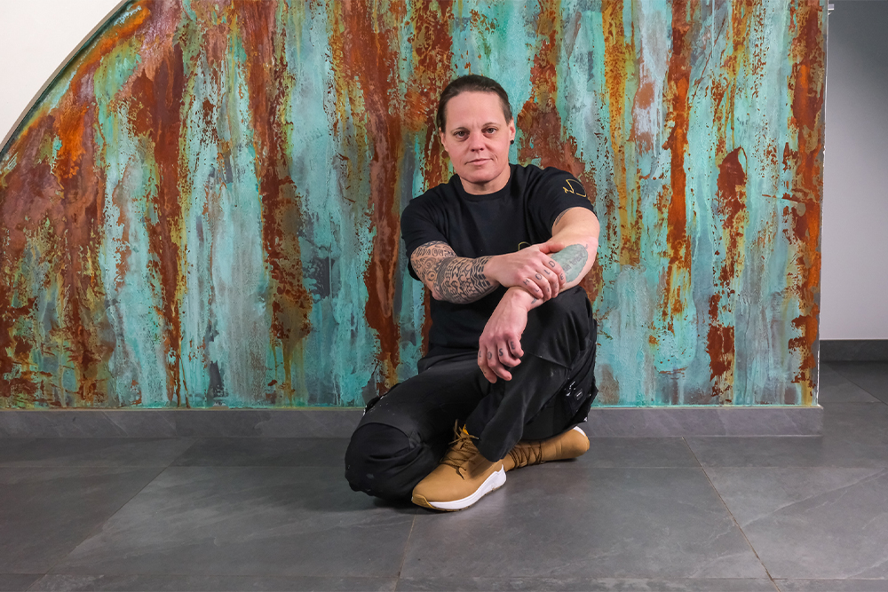 Nicole Disandt vor einer kunstvoll bemalten Wand.