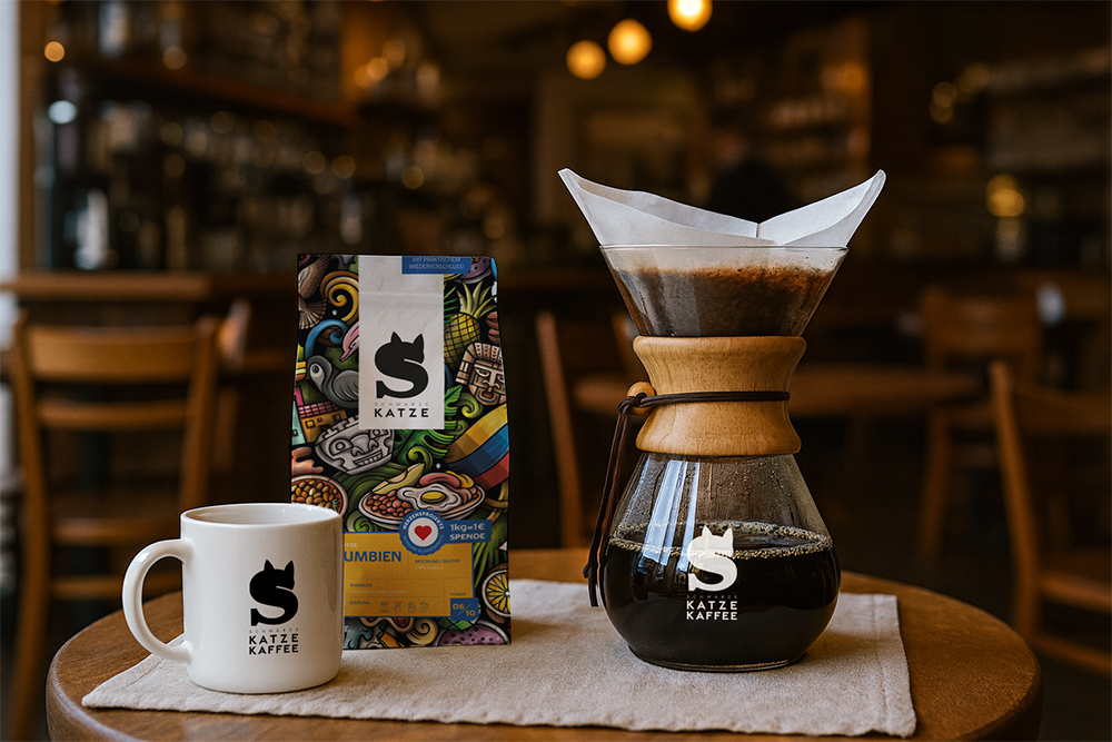 Produktfoto von Kaffeeverpackung, Kaffeetasse und Kaffefilter