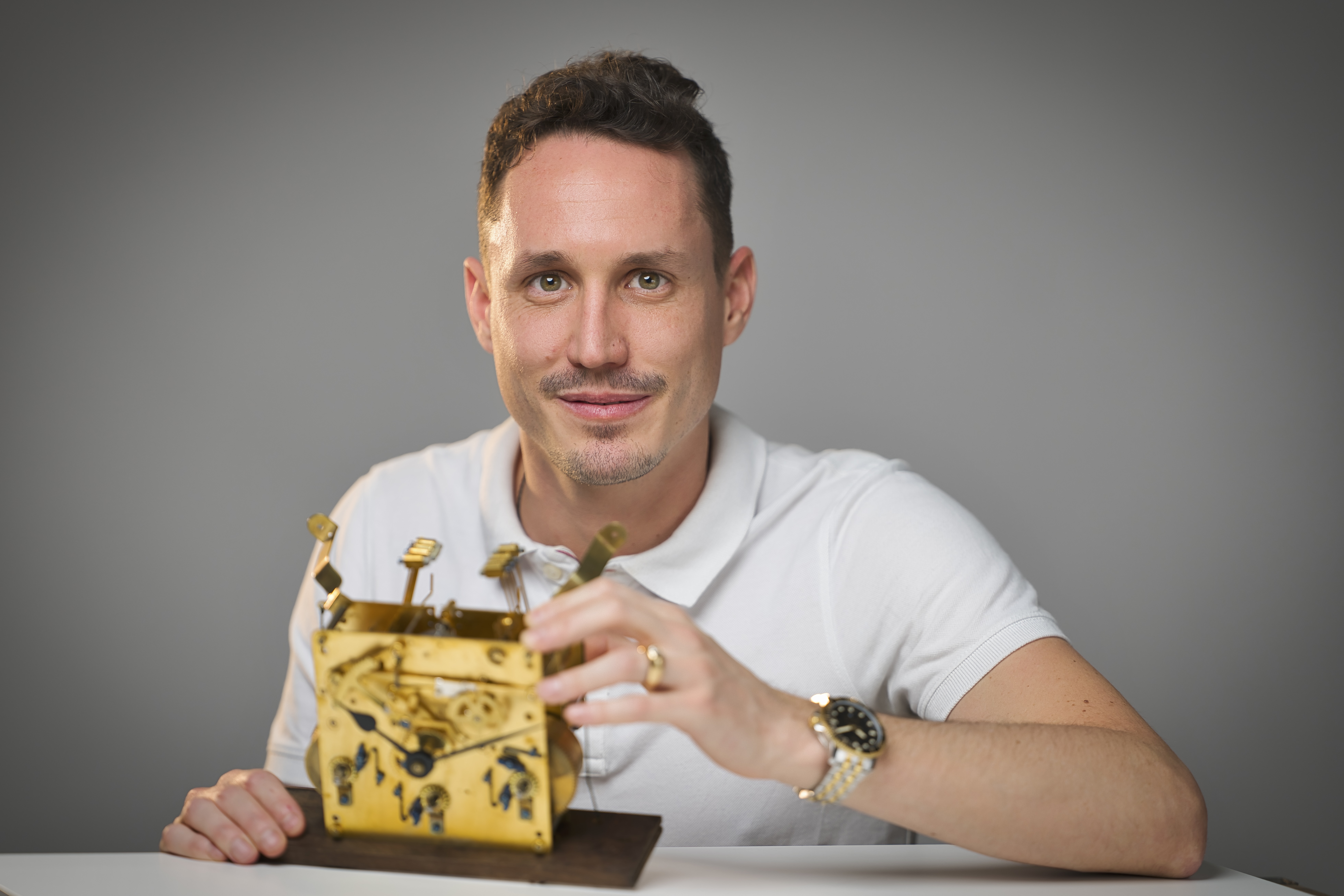 Uhrmacher mit Uhr 