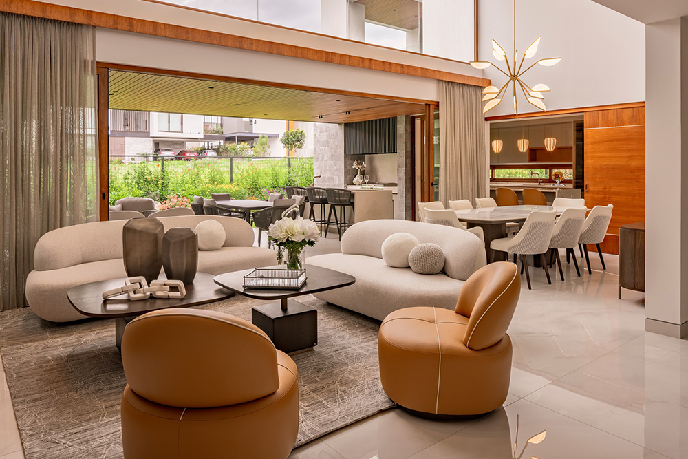 großer Raum mit Fenstern und Sesseln 