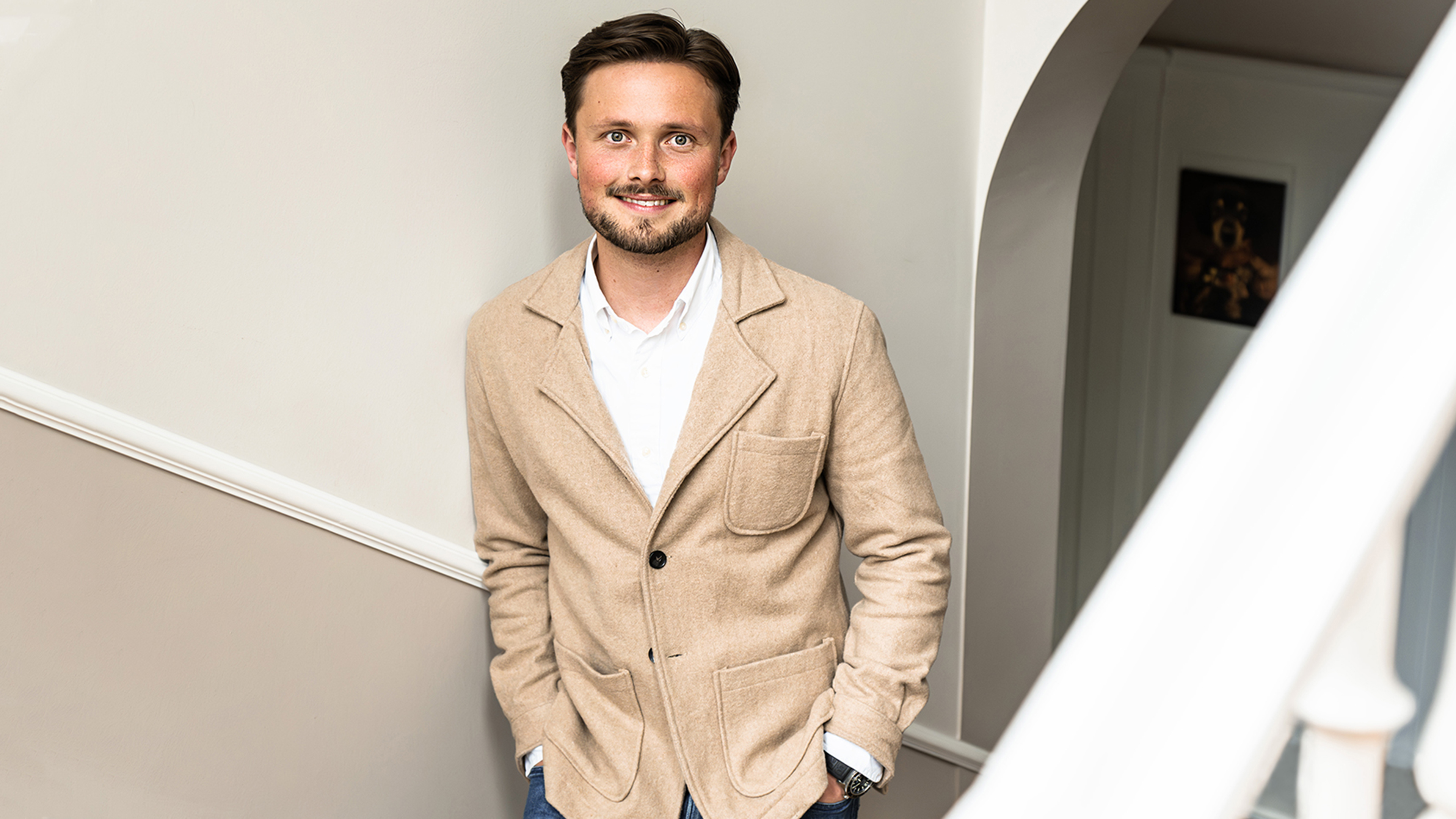 Immobilienmakler im Treppenhaus