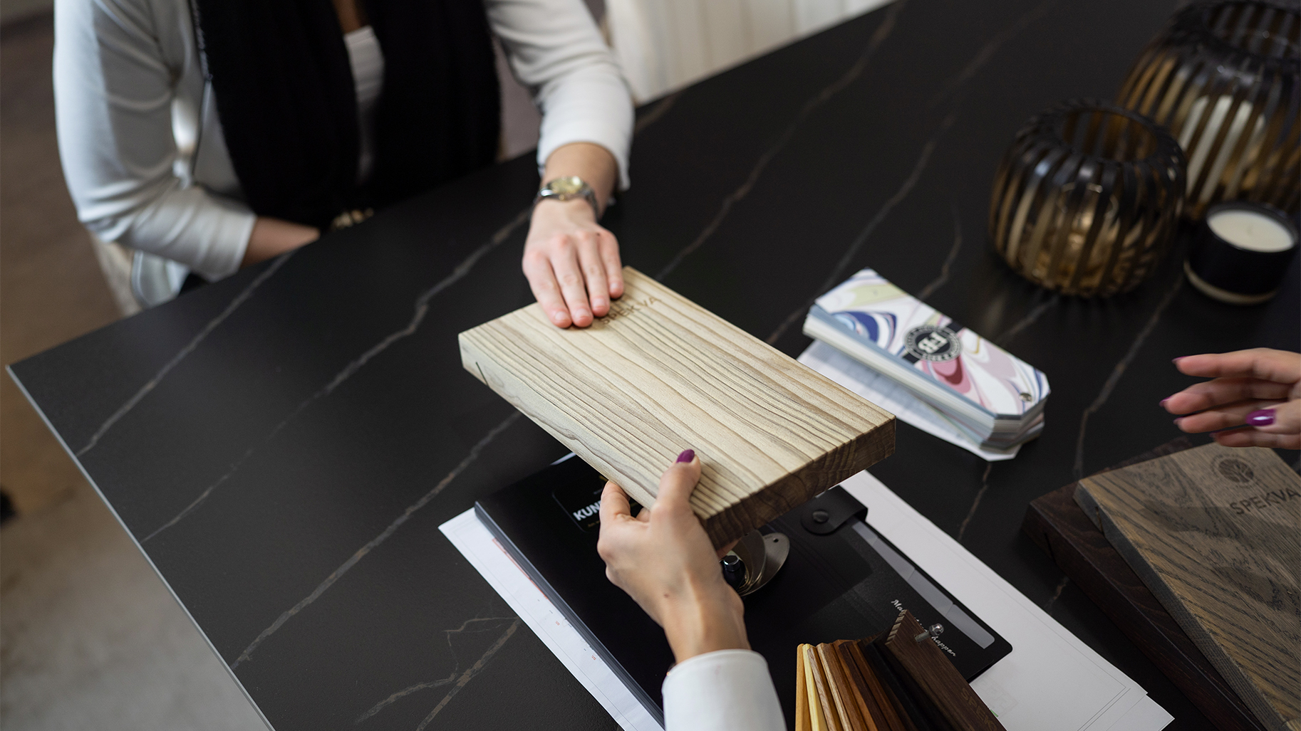 Faeeza Ahmad im Beratungsgespr&auml;ch mit verschiedenen Materialien