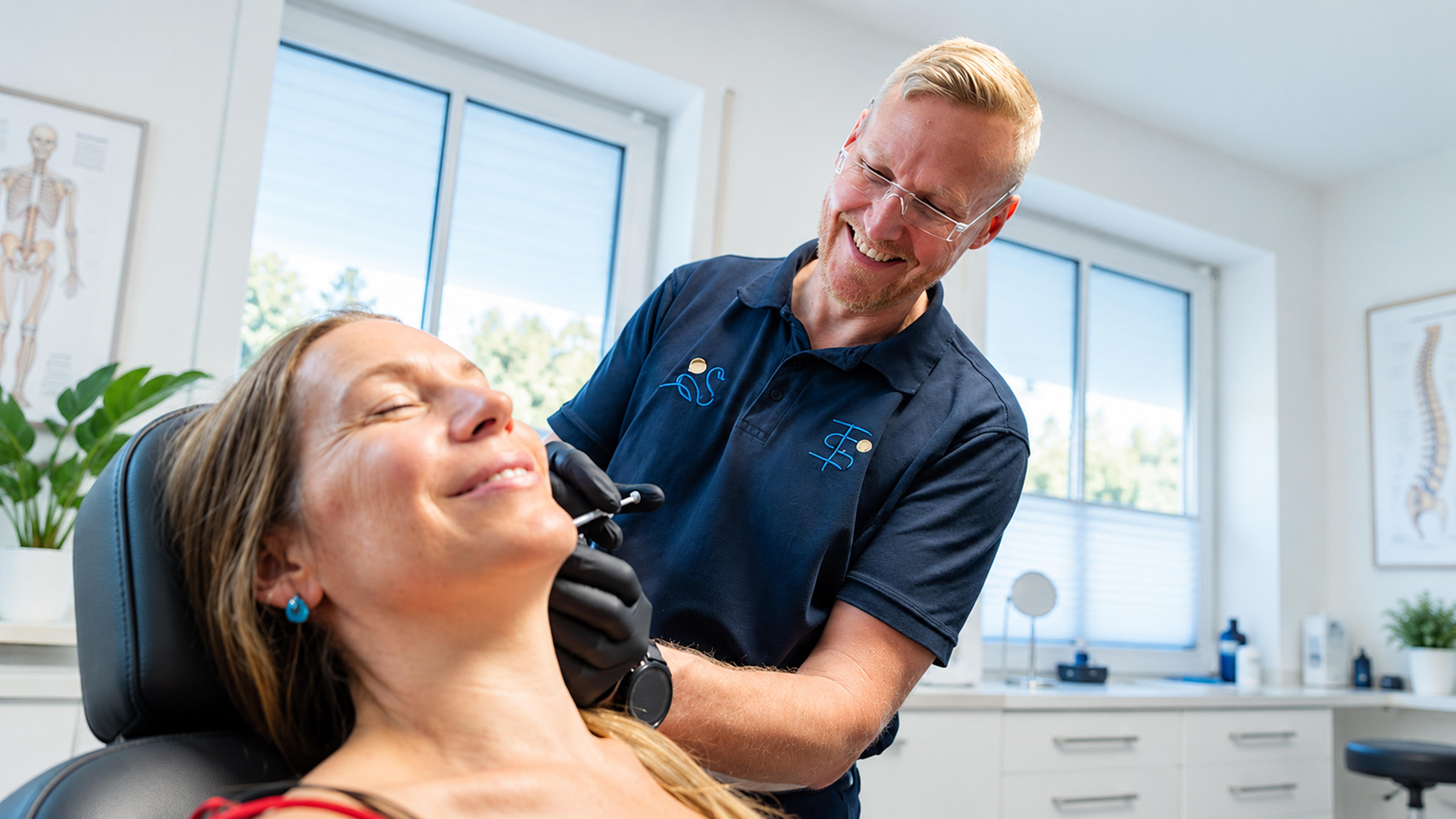Dr. Thorsten Schmidt behandelt eine Patientin