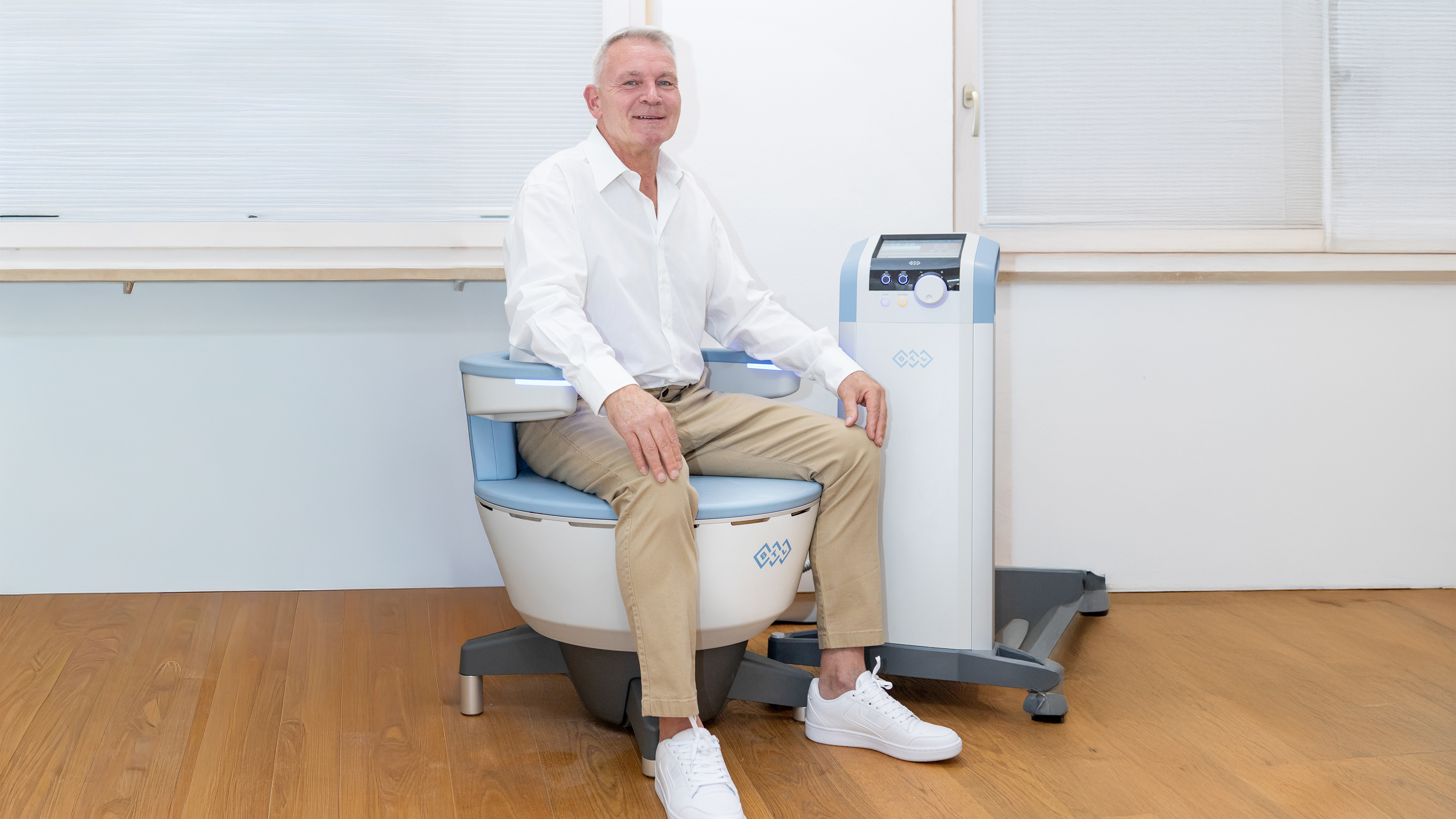 Patient auf dem EMSELLA&reg; Beckenbodentherapie Stuhl