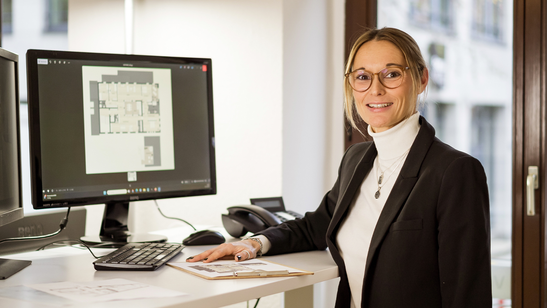 Expertin von accept-immobilien arbeitet an einer Immobilienbewertung in Leipzig