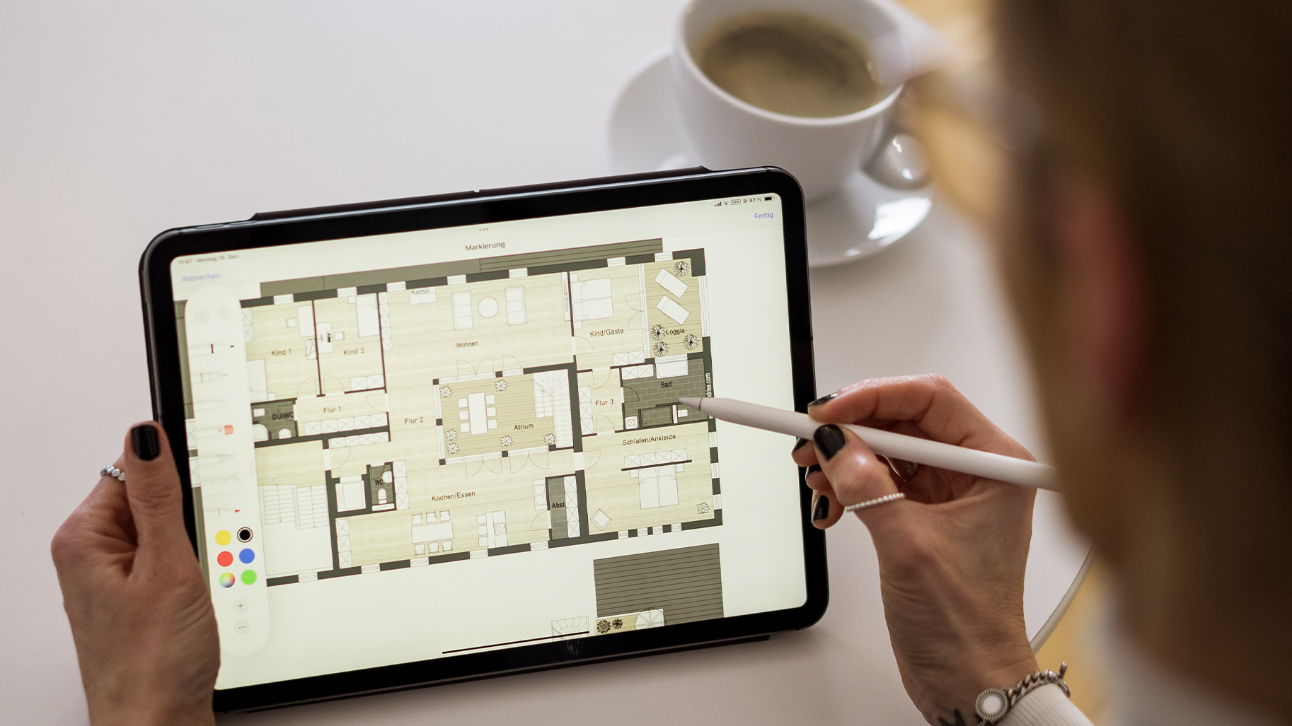 Digitale Immobilienbewertung mit Grundriss auf einem Tablet