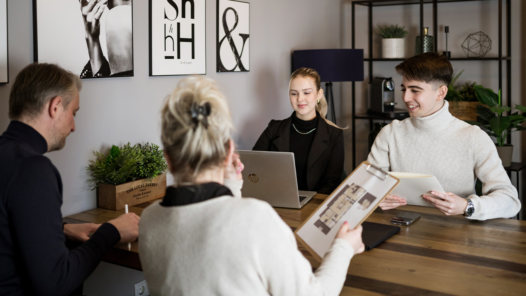 Teamberatung bei accept-immobilien Leipzig mit Unterlagen und Grundriss