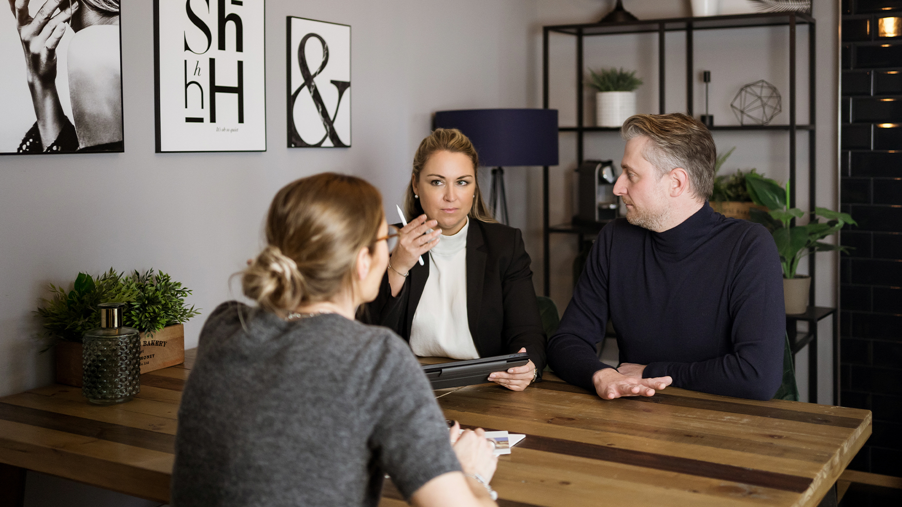 Beratungsgespräch mit Eigentümern beim Immobilienverkauf in Leipzig