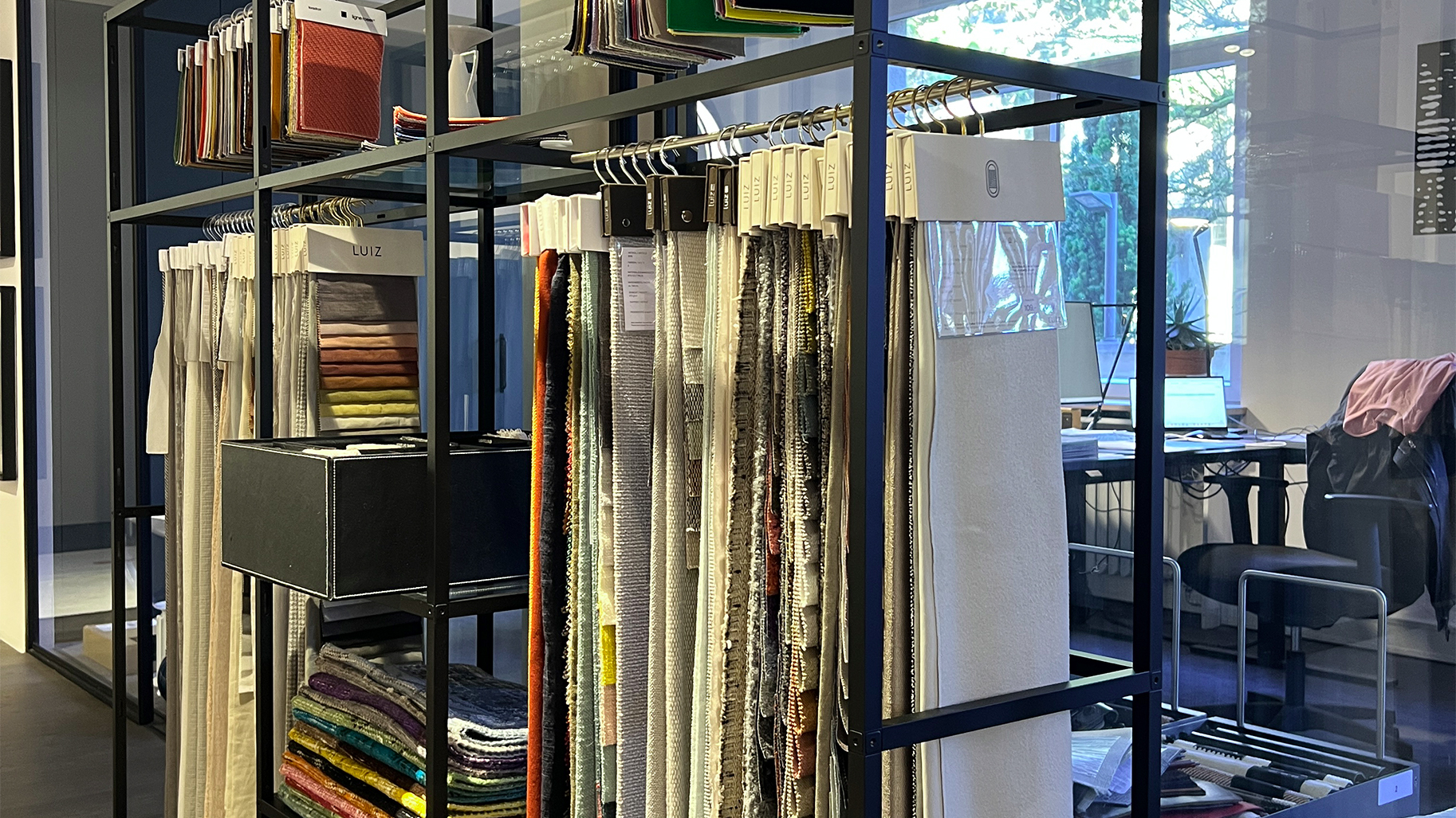 Exklusive Auswahl an Wohntextilien und Stoffmustern der Marke LUIZ im Albert Grimm Studio Göppingen – Individuelle Materialberatung für maßgeschneiderte Innenarchitektur und Raumkonzepte.