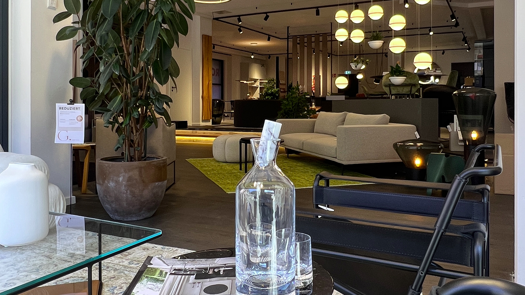 Gro&szlig;z&uuml;giges Interior-Konzept im Albert Grimm Studio G&ouml;ppingen &ndash; Hochwertige Designerm&ouml;bel, moderne Lichtplanung und stilvolles Wohnambiente im Roth-Carr&eacute;e am Schillerplatz.