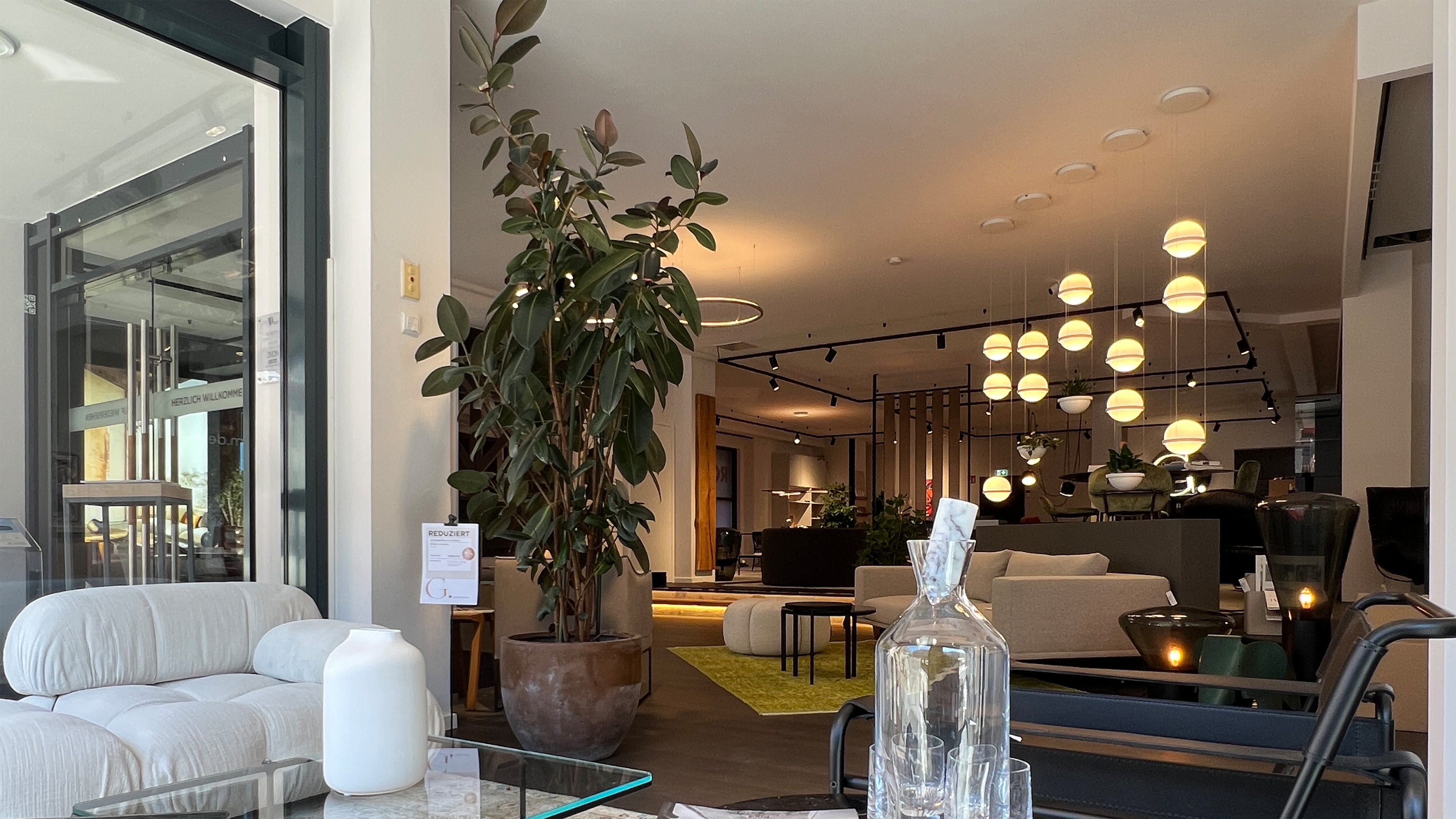 Einladendes Ambiente im neu eröffneten Albert Grimm Einrichtungsstudio Göppingen – Moderne Designikonen, exklusive Wohnraumgestaltung und Lichtkonzepte am Schillerplatz