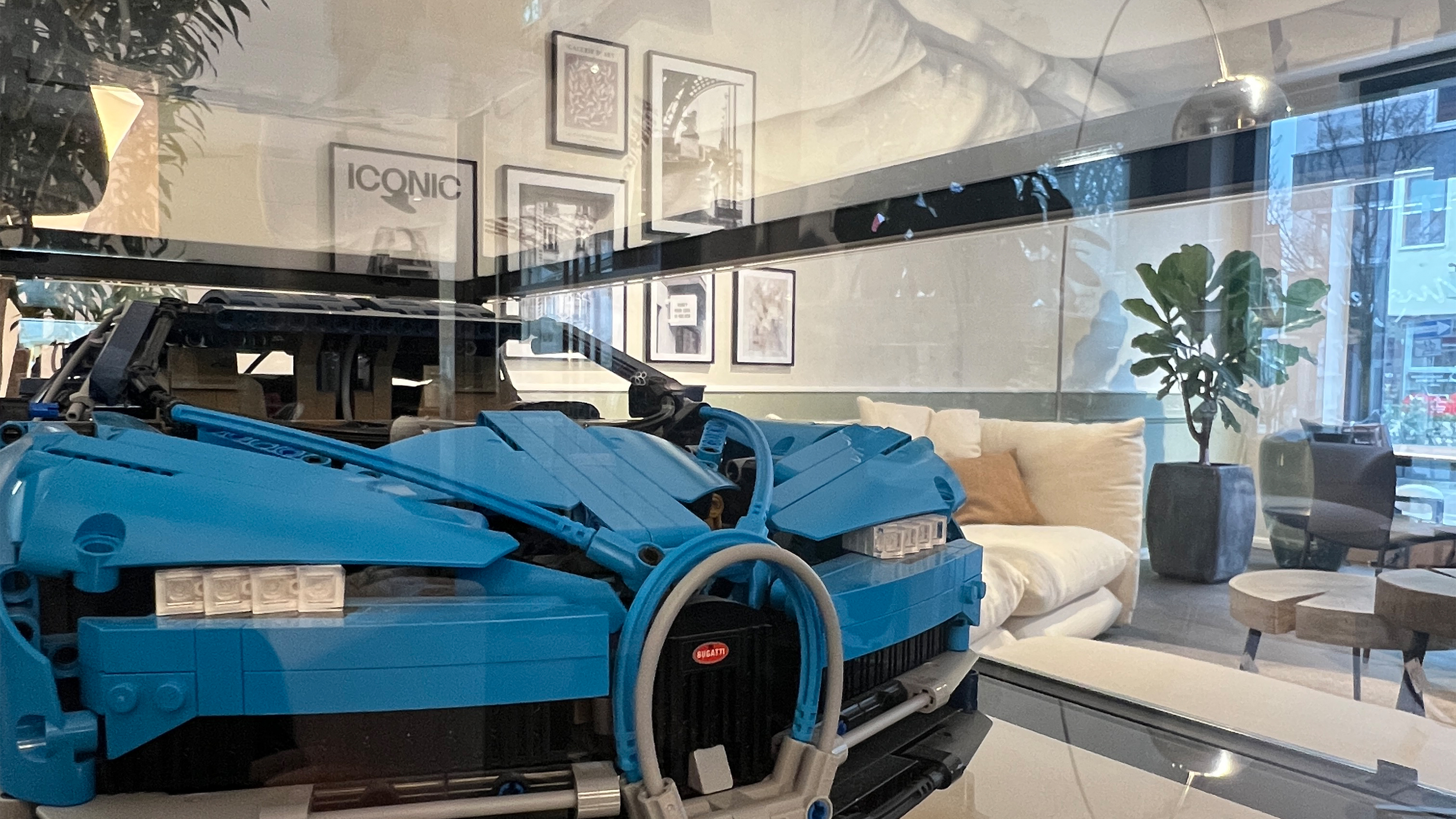 LEGO Technic Bugatti Chiron im Showroom von Albert Grimm Studio G&ouml;ppingen &ndash; Hochwertiges Interior Design trifft auf exklusive Sammlerst&uuml;cke und modernes Wohndesign am Schillerplatz.