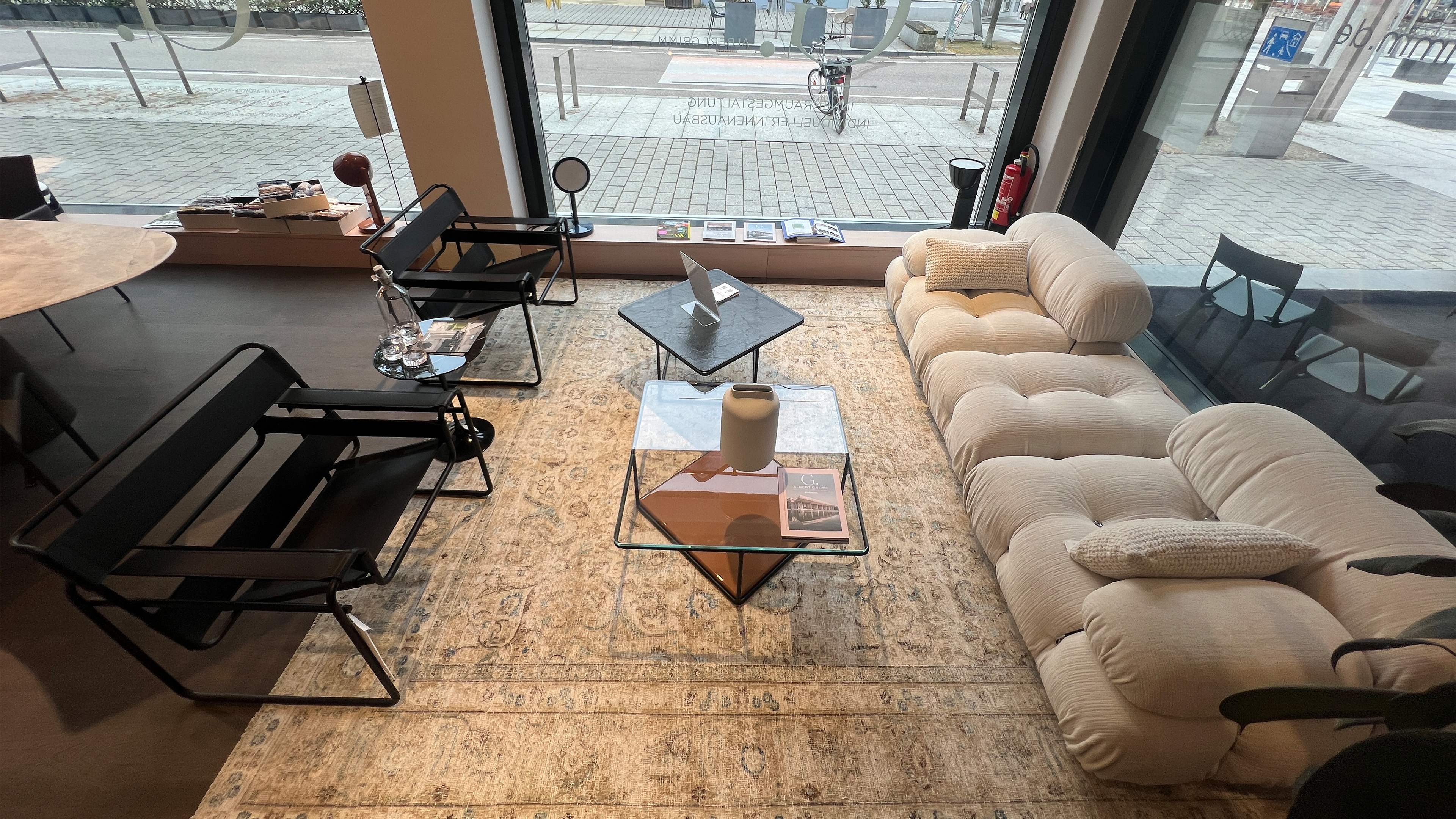 Showroom des Albert Grimm Studios in G&ouml;ppingen &ndash; Exklusive Wohnwelten mit Designerm&ouml;bel-Klassikern, modularem Sofa und individueller Innenarchitektur am Schillerplatz.