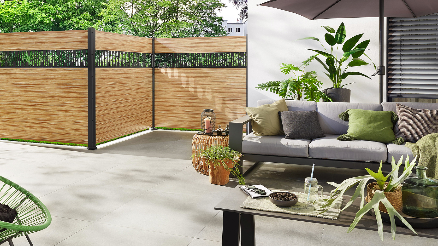 Sichtschutz in Holzoptik mit anthrazitfarbenen Pfosten an einer modernen Terrasse