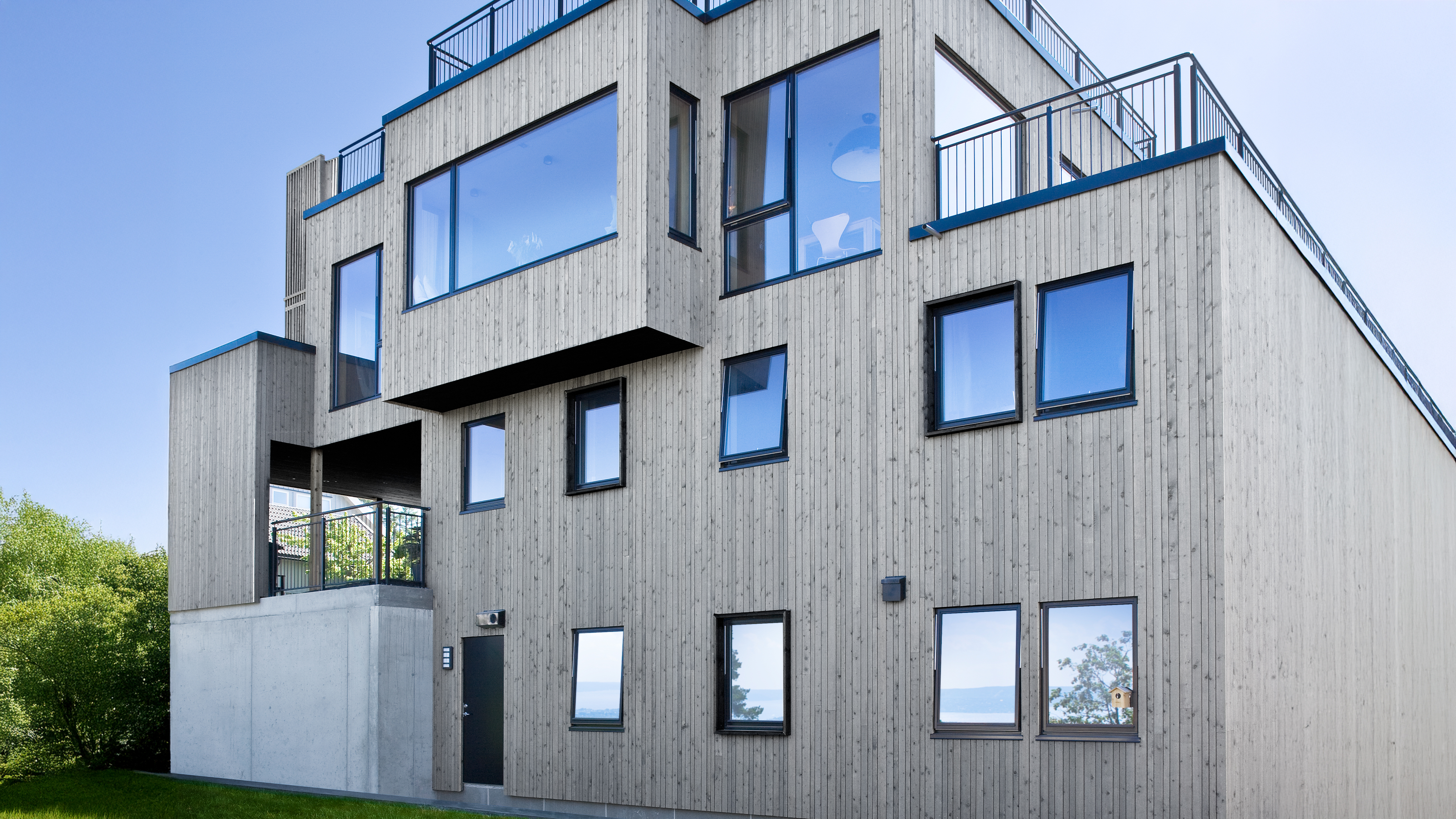 vorvergraute-vertikale-fassade-graue-oberflaeche.jpg