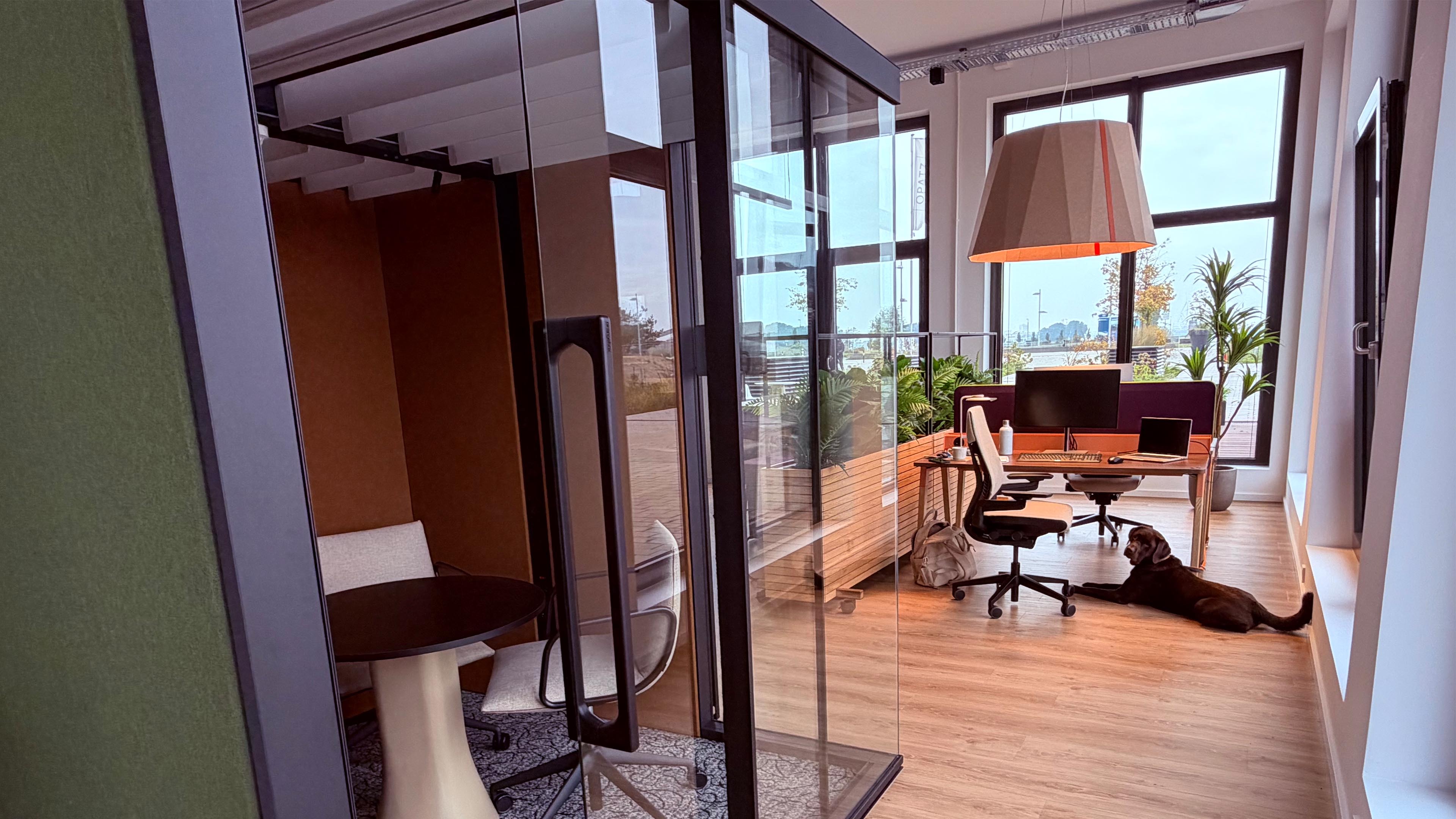 Moderne Büroeinrichtung von Besucheranschrift BMK Office Service