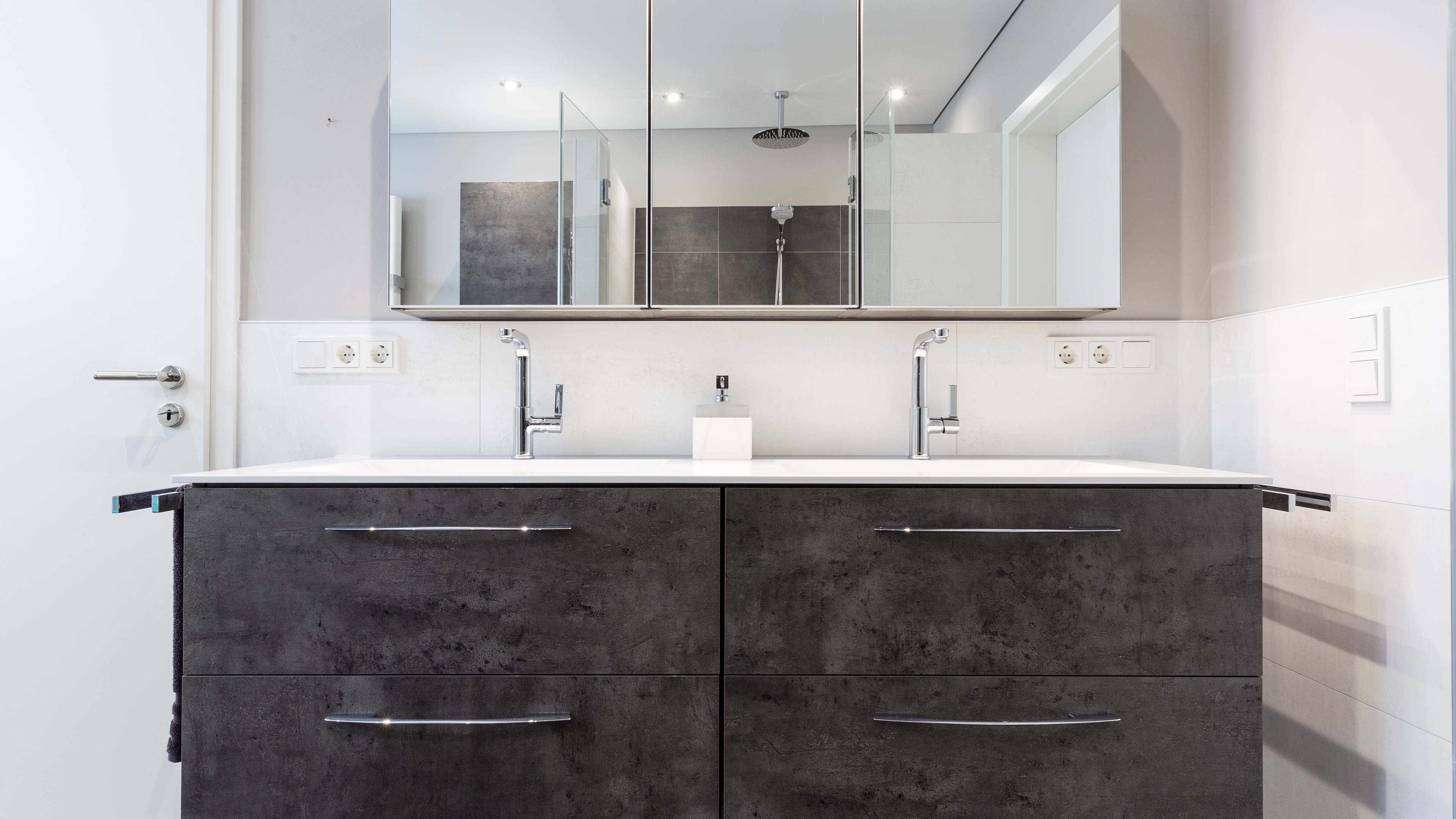 Modernes Badezimmer mit Waschbecken, Unterschrank und Spiegelschrank &ndash; funktionale Badm&ouml;bel und stilvolle Badsanierung von bagno Badstudio Mainz