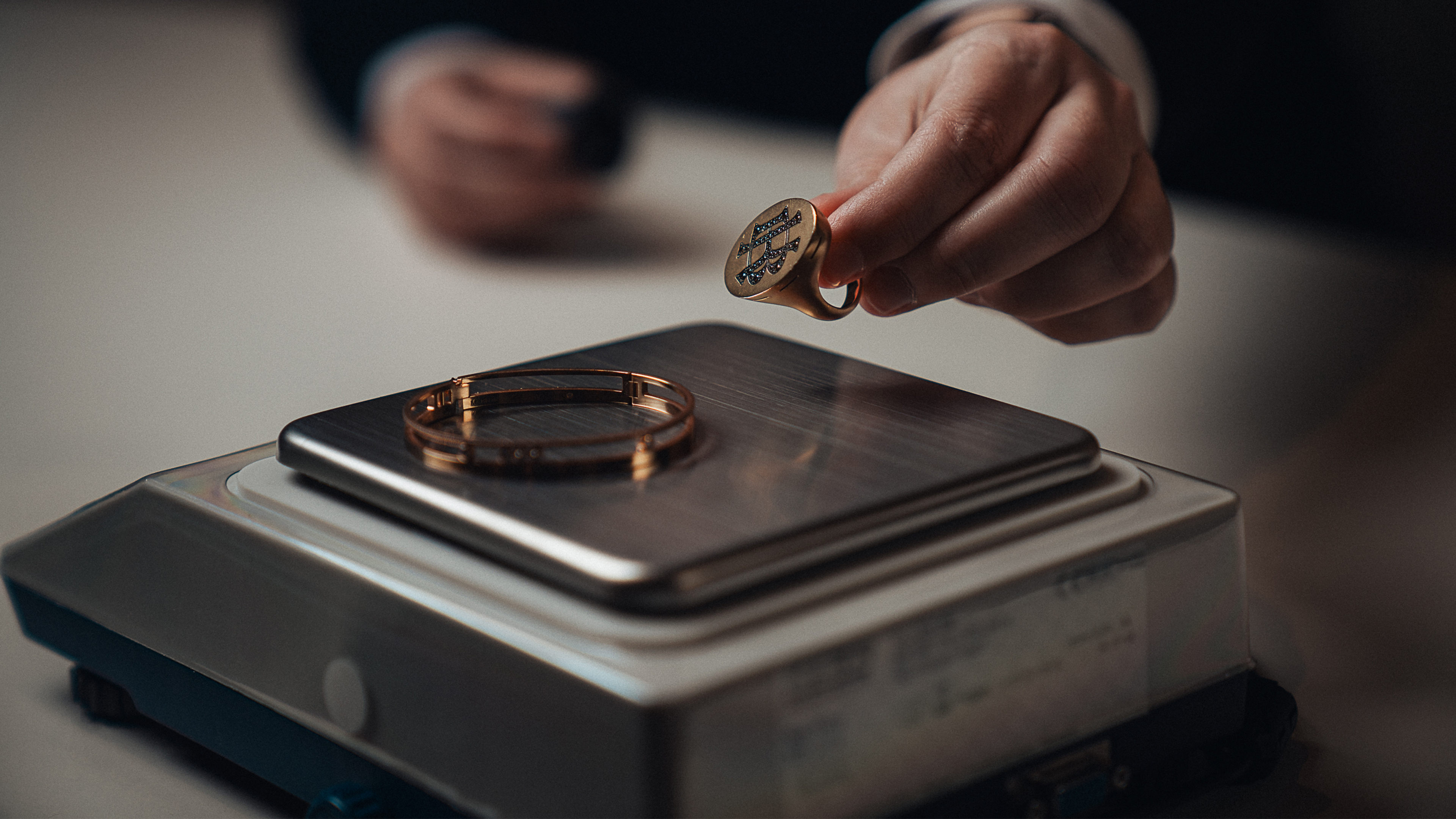 Goldschmuck auf der Waage