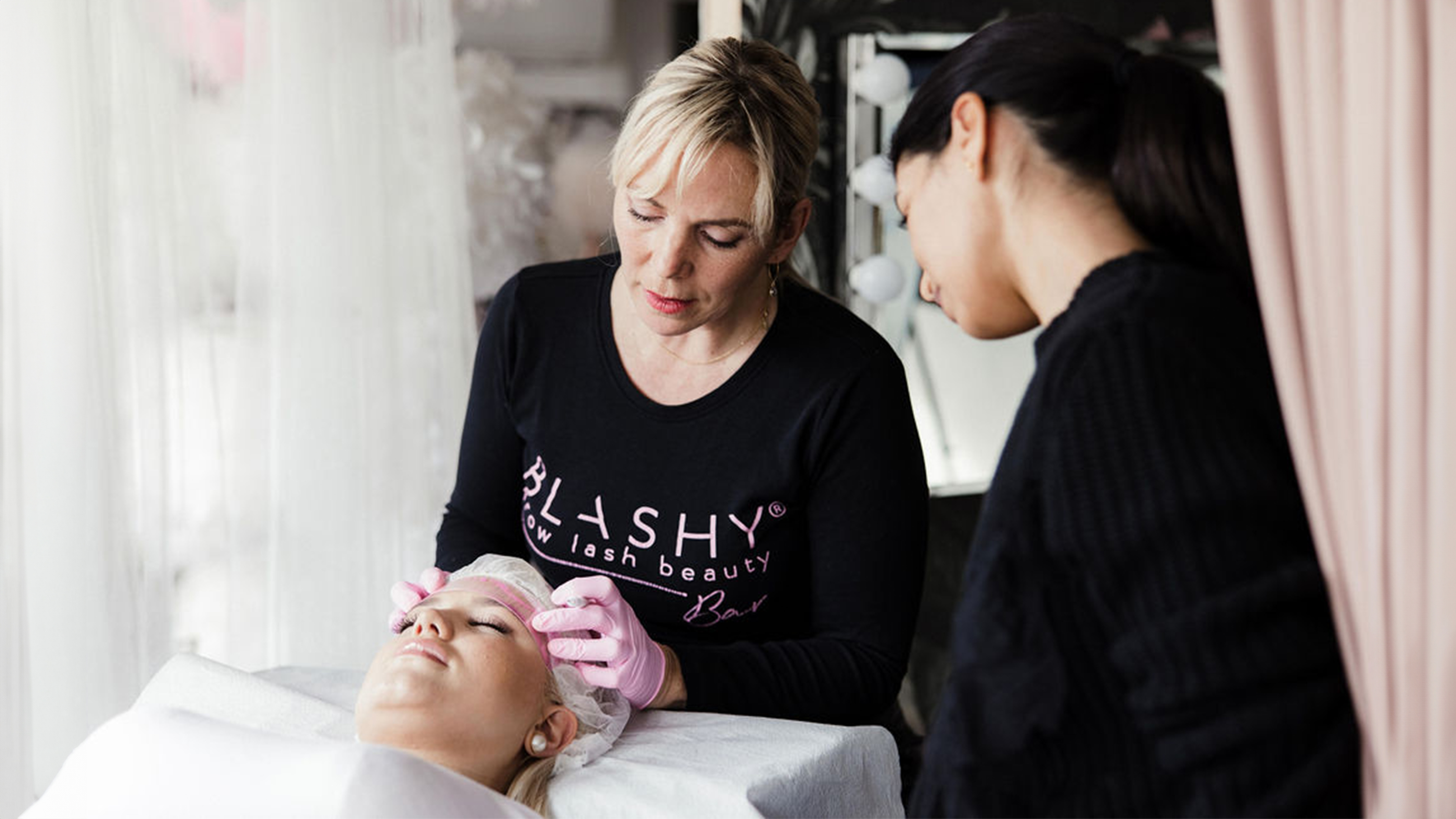 Behandlung einer Kunden mit Lash Extenstions
