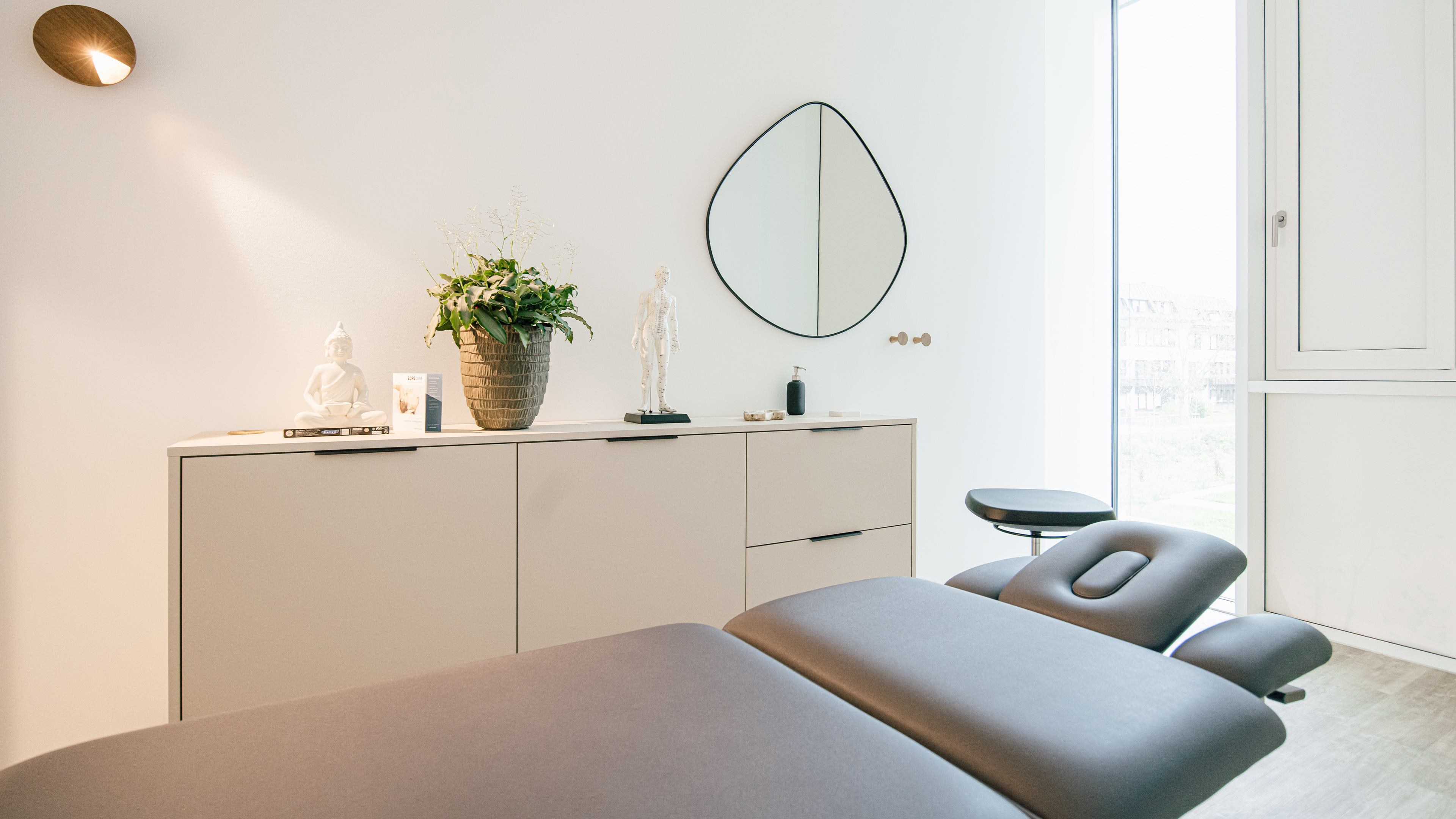 Behandlungsraum einer Praxis für Schmerztherapie in Stuttgart