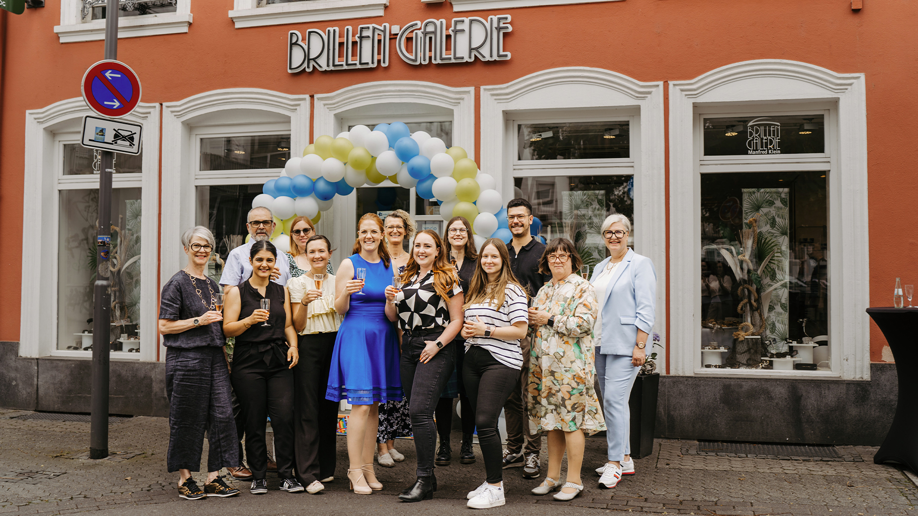 Team der Brillengalerie in Saarlouis vor dem Hauseingang