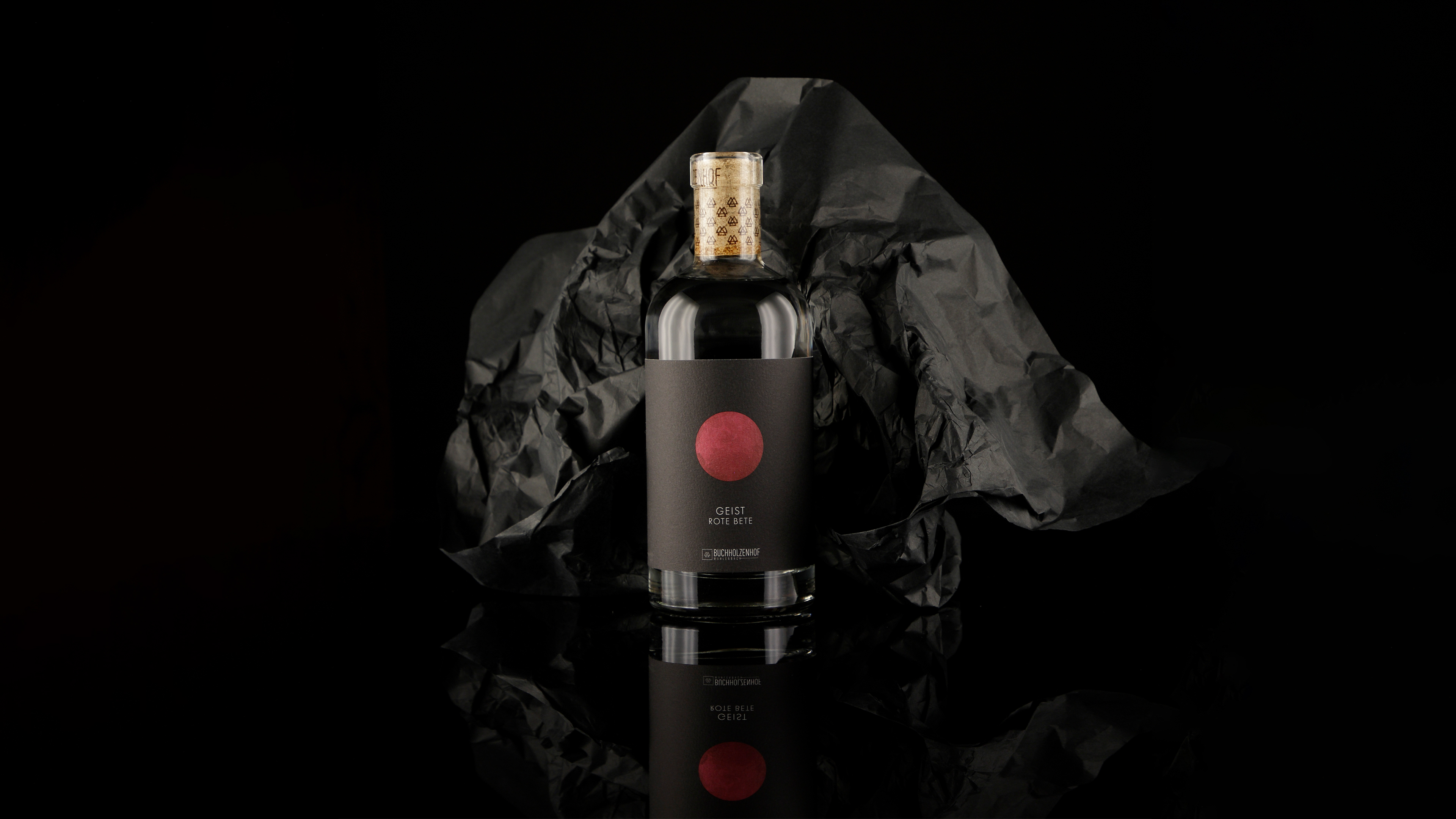 Gin Flasche vor schwarzem Hintergrund