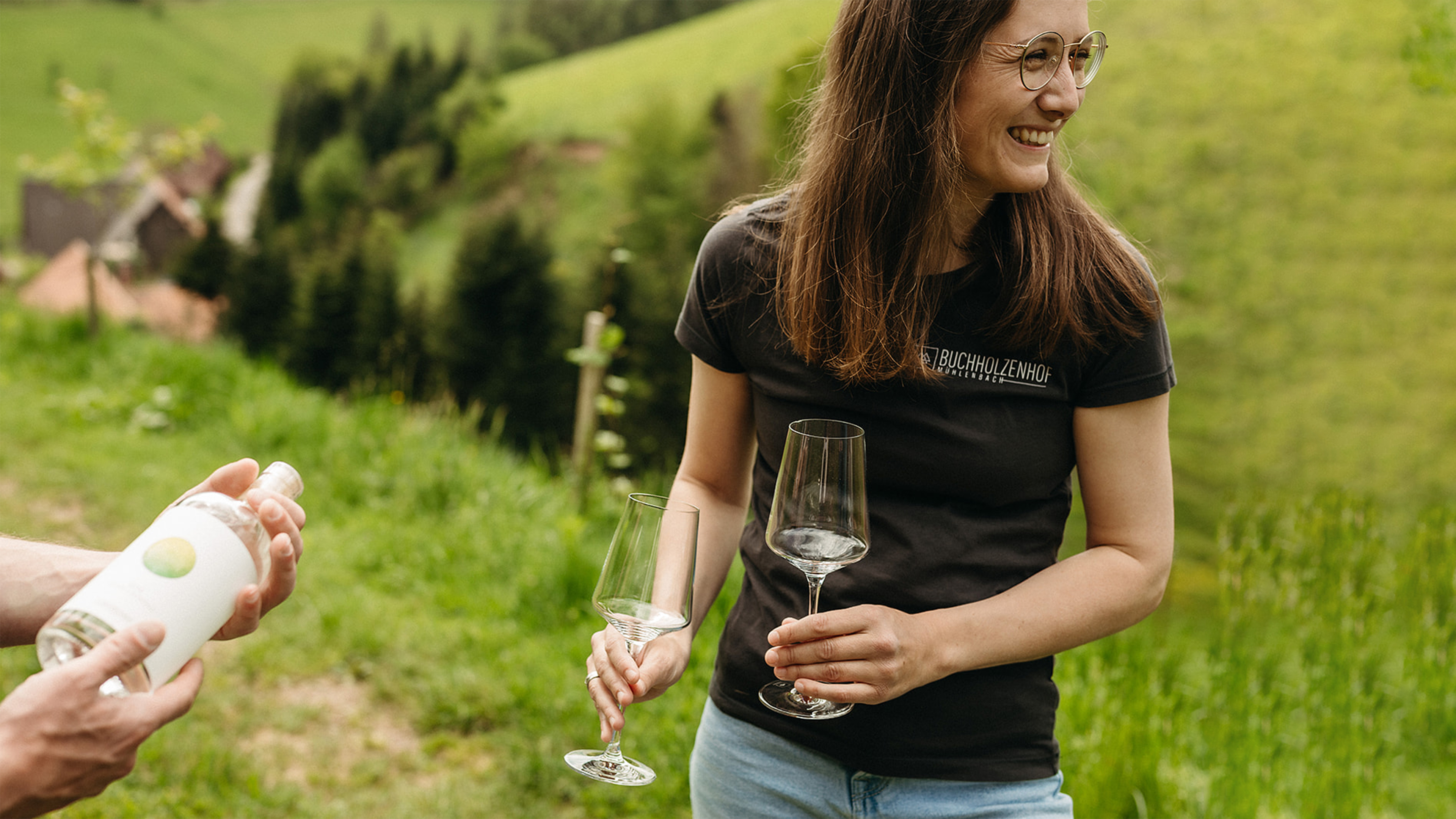 Dame mit zwei Weingl&auml;sern in der Hand, Links Gin Flasche