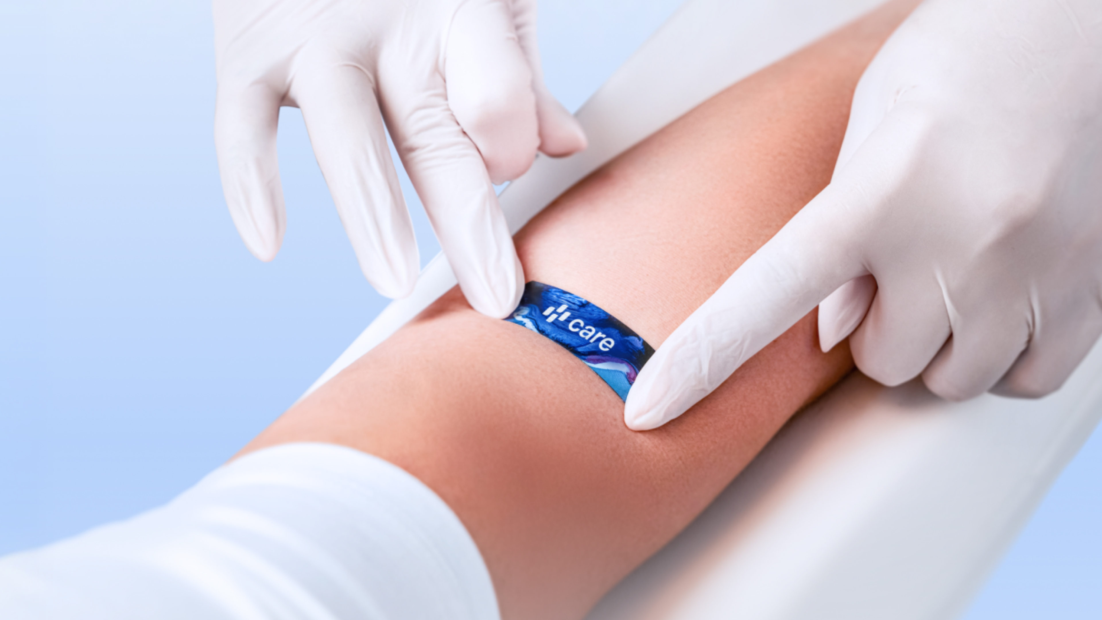Nach der Blutabnahme wird ein Care-Pflaster am Arm angebracht.