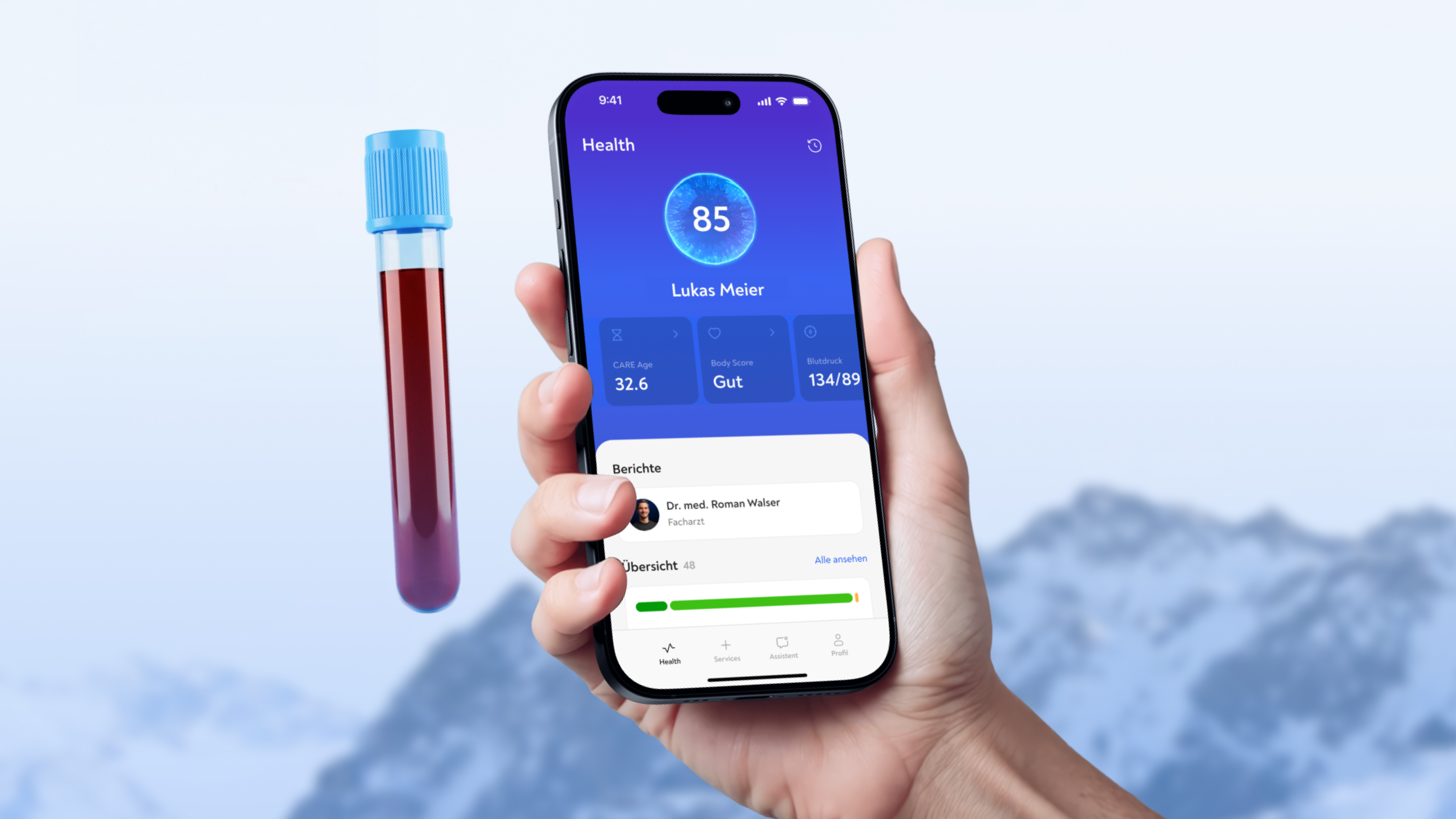 Die CARE-App zeigt den persönlichen Gesundheitsscore auf dem Smartphone, daneben ein Blutröhrchen.