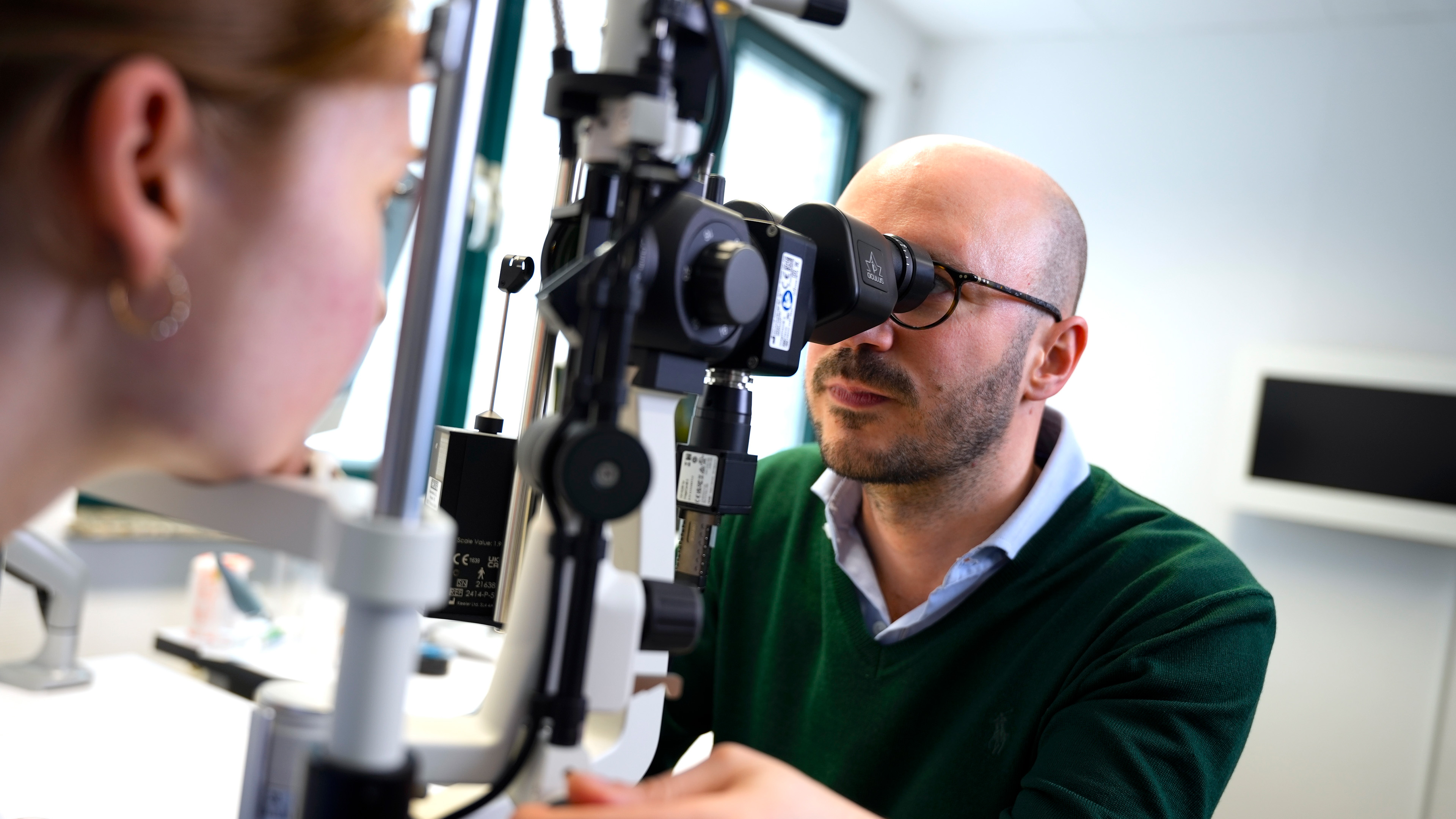 Dr. Alexander Rohkohl von ClearVision bei der Untersuchung einer Patientin