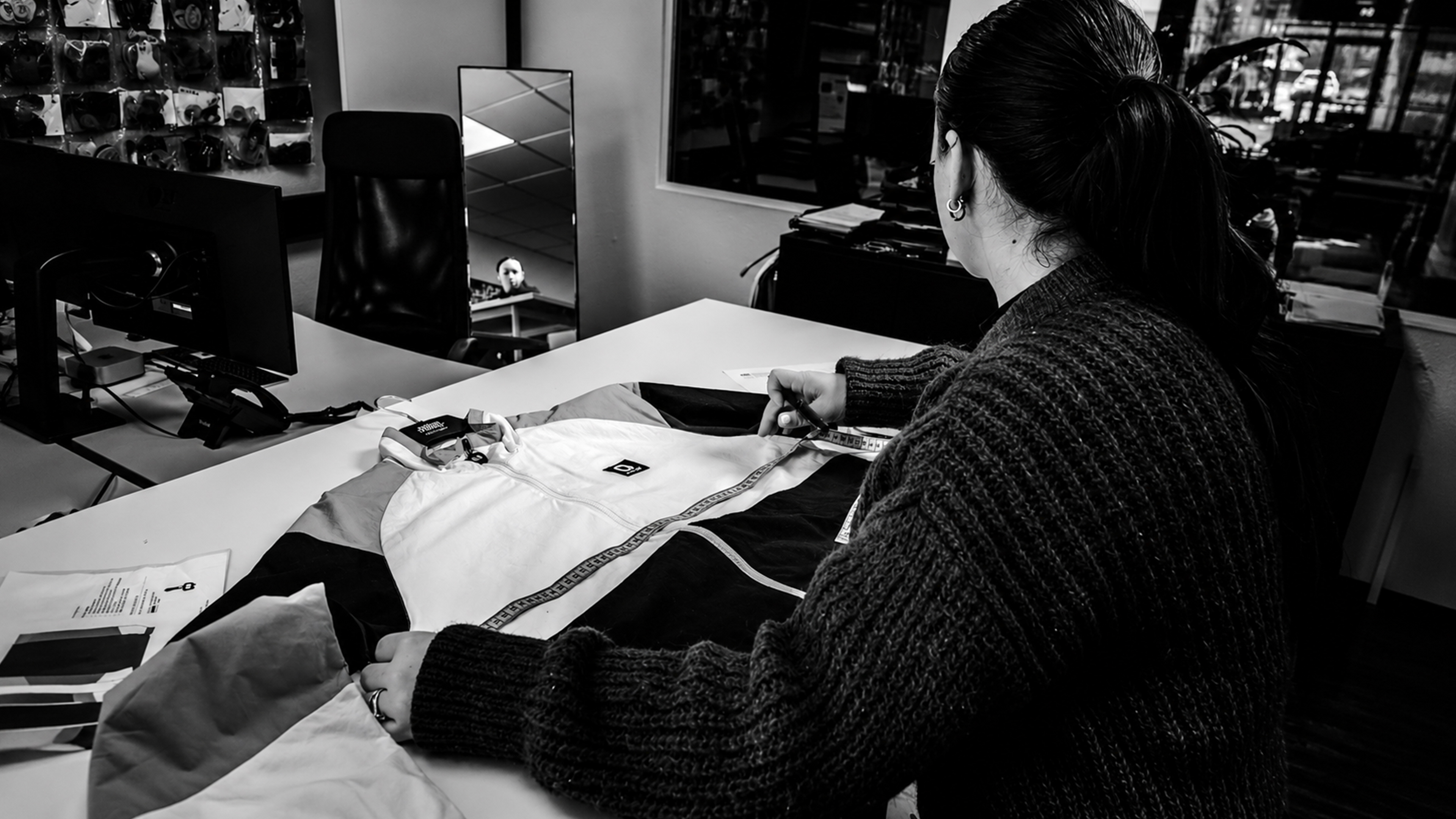 Ein Mitarbeiter von Cotton-n-more fertigt einen Hoodie