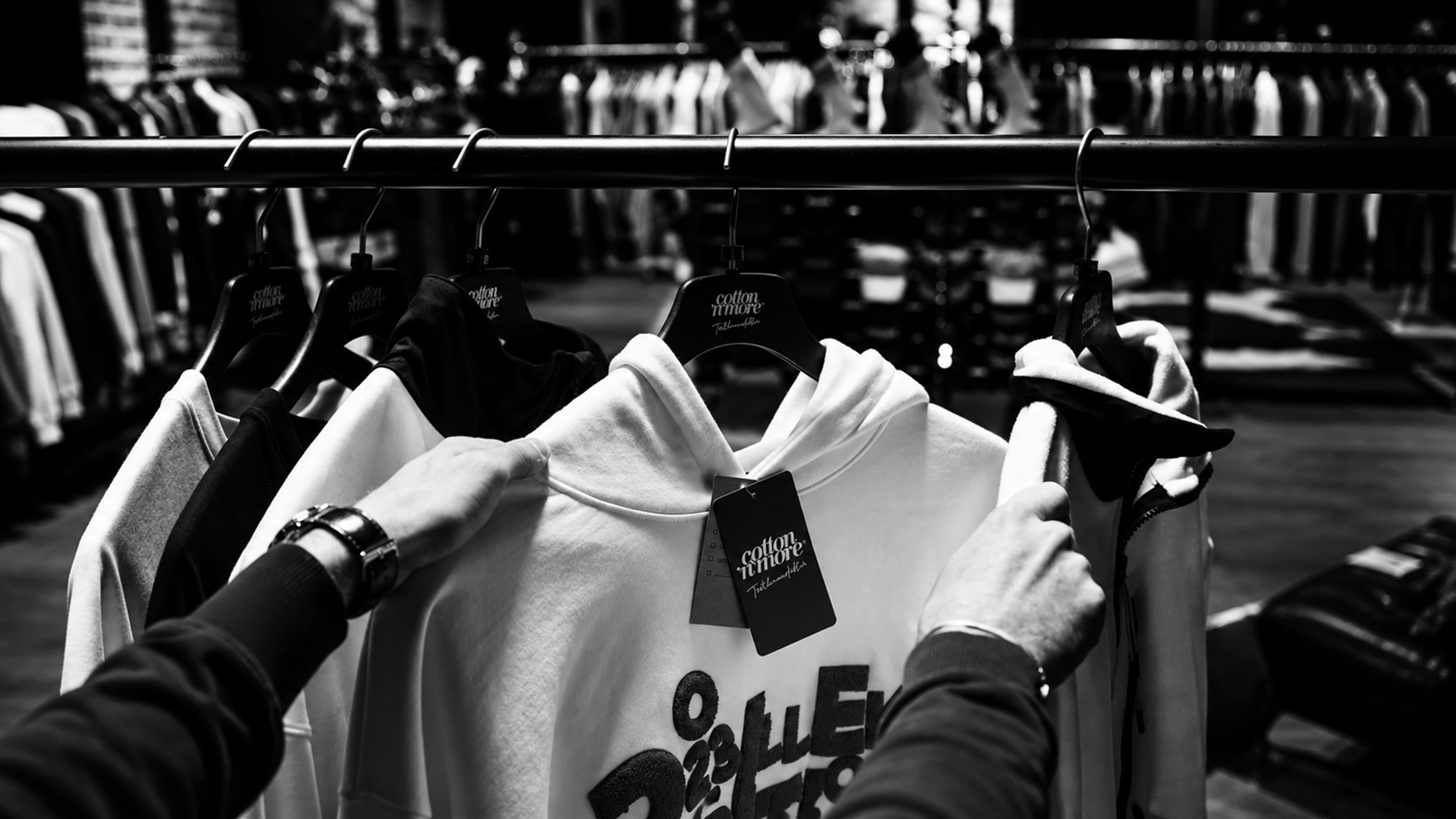 Hoodie von Cotton-n-more im Geschäft