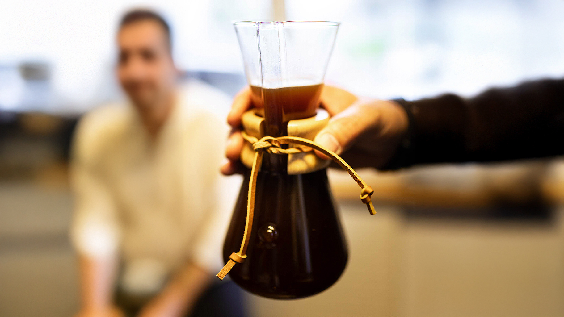 Glaskaraffe mit frisch zubereitetem Kaffee als Teil eines bewussten Kaffeerituals