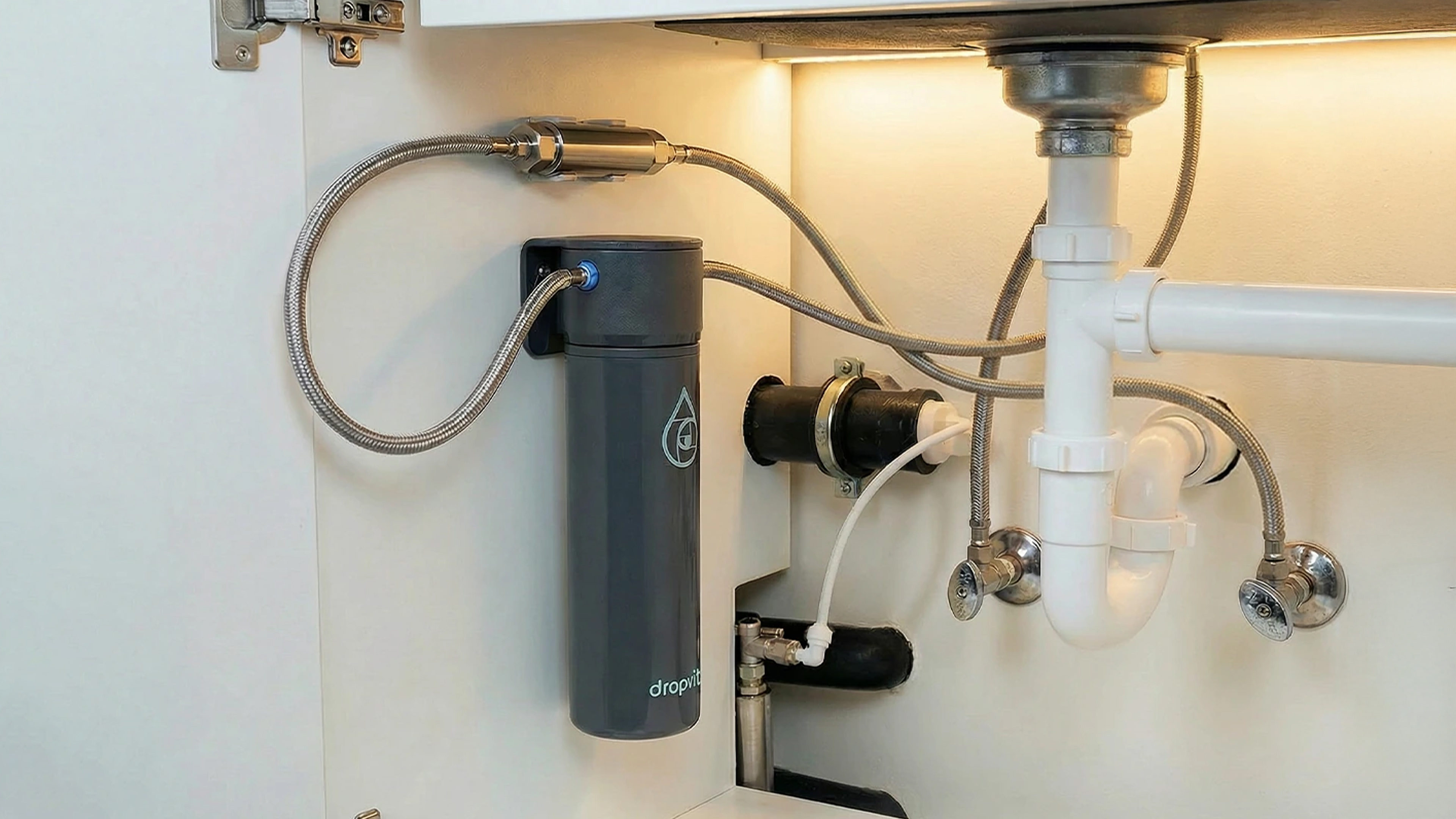 DropVital nano-drink Untertisch-Wasserfilter unter einer Küchenspüle