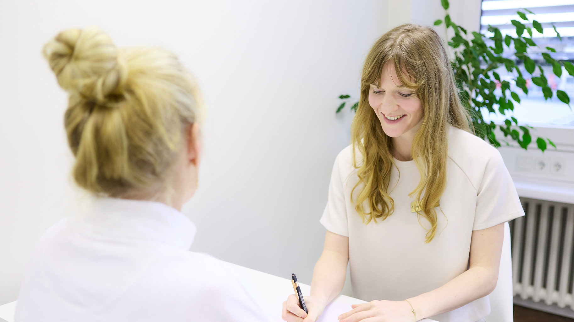 FemANTES Mitarbeiterin nimmt sich Zeit f&uuml;r Beratungsgespr&auml;che, damit der Patientin, wirklich geholfen werden kann 