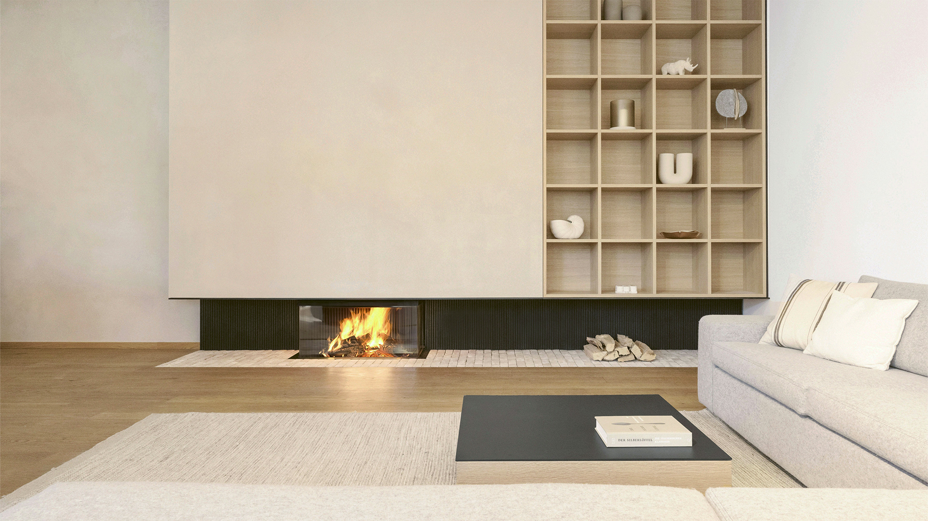 Minimalistisches Wohnkonzept mit integriertem Designkamin, maßgefertigtem Regal und heller Sofalandschaft