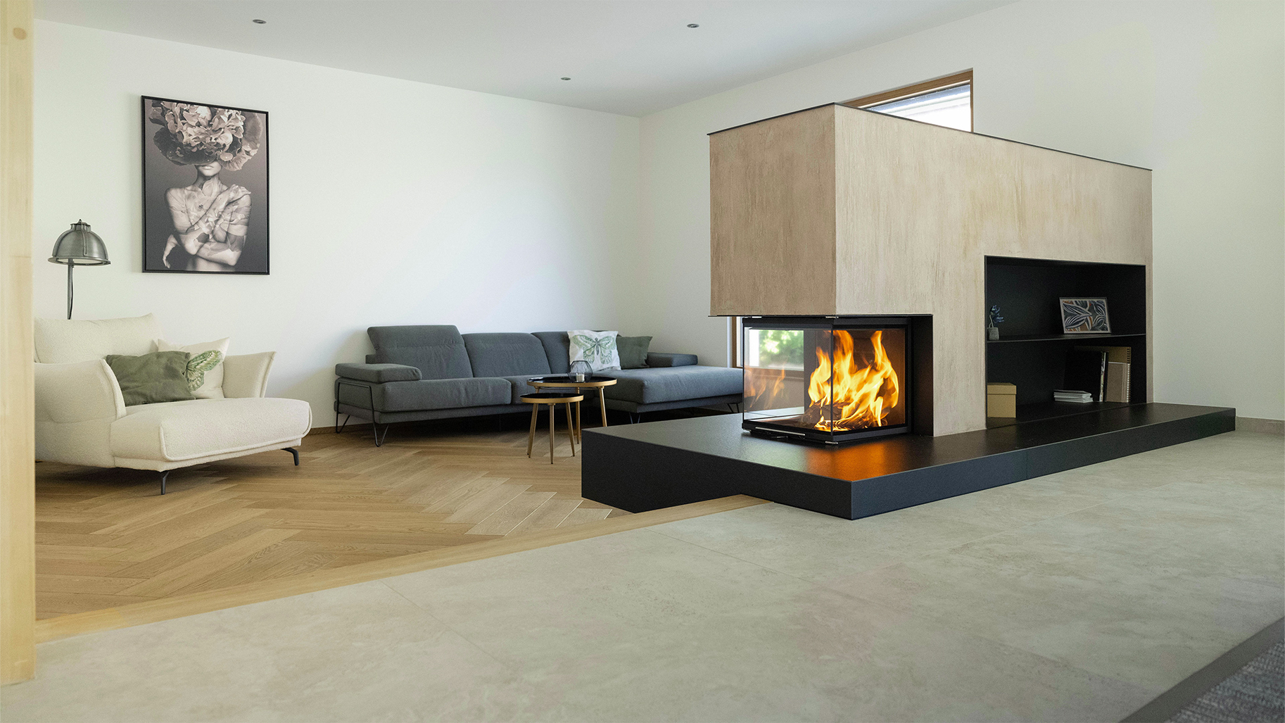 Individuelle Kaminanlage mit Panorama-Feuerraum, Wohnwand und integriertem Stauraum