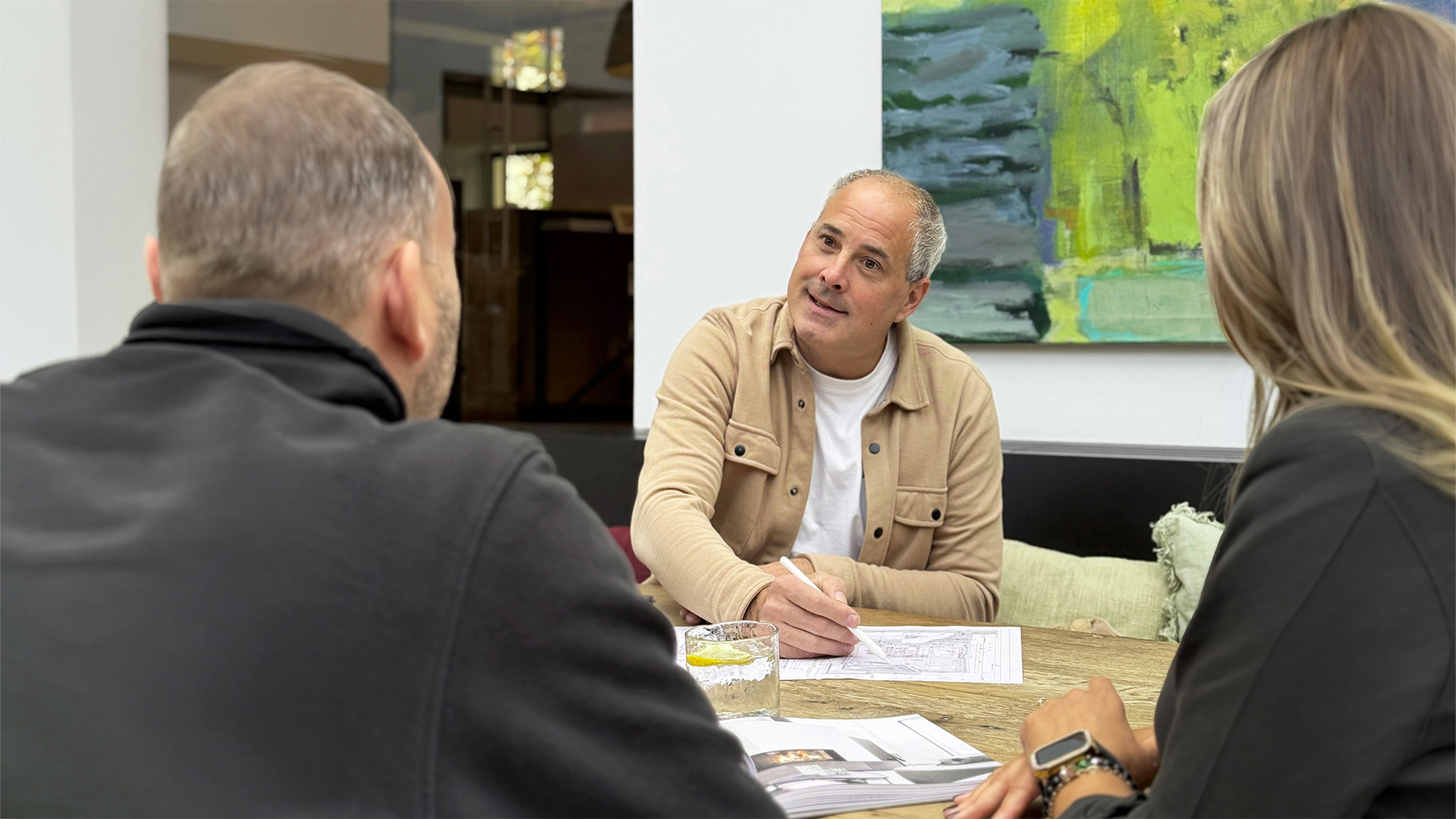 Tobias Weber bei der persönlichen Beratung zur Planung einer individuellen Kaminanlage