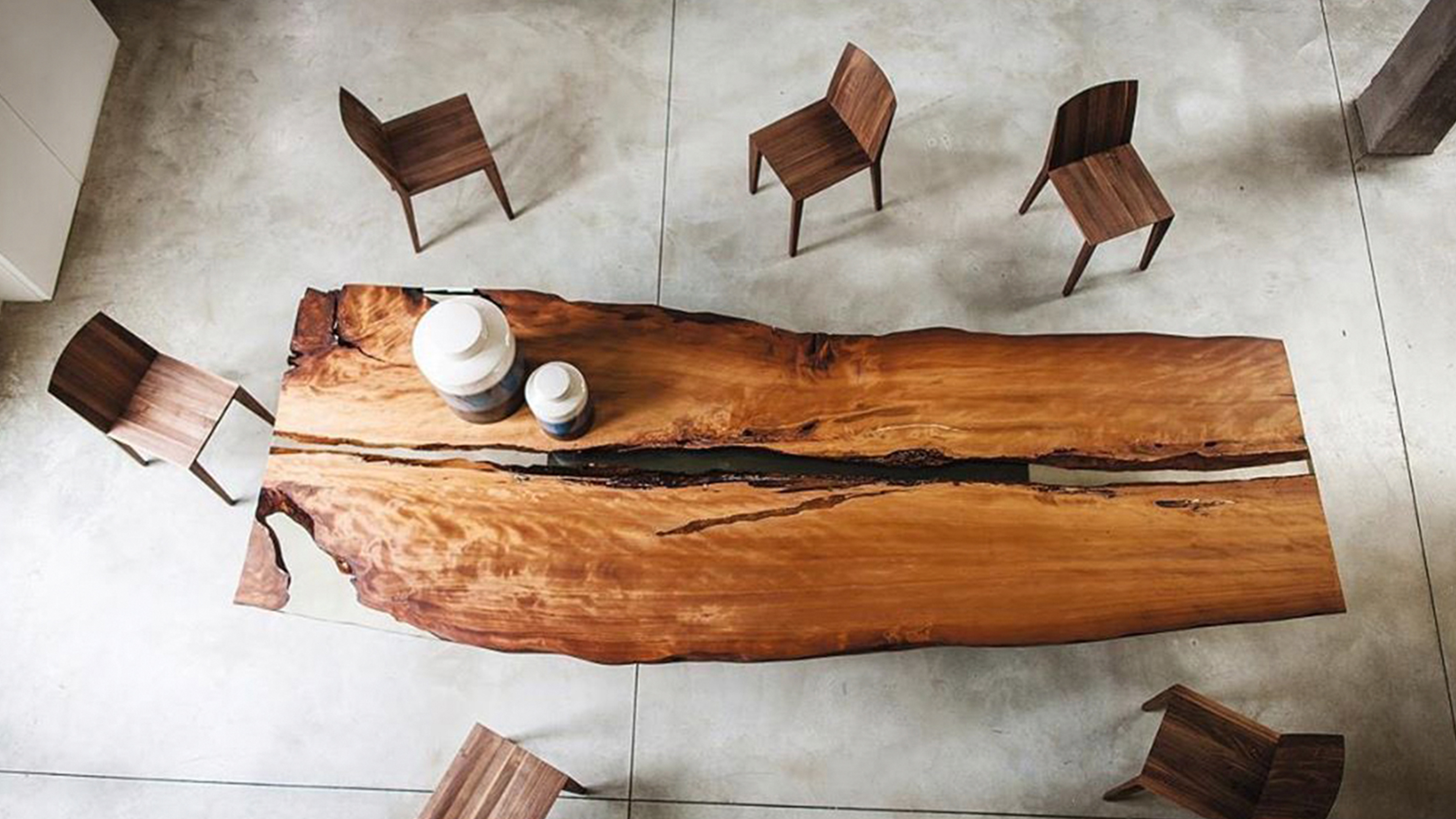 Kauri-Tisch aus 32.000 Jahre altem Holz aus Neuseeland