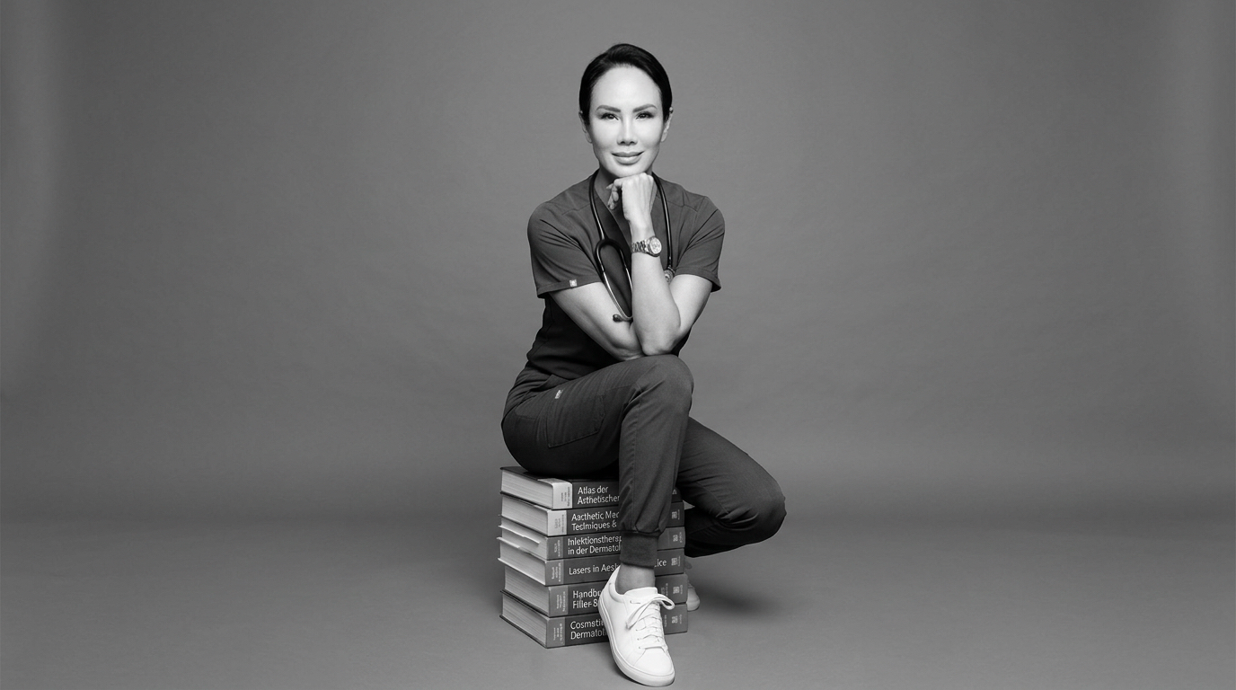 Inhaberin Frau Dr. Sunwoo vor dem Spiegel