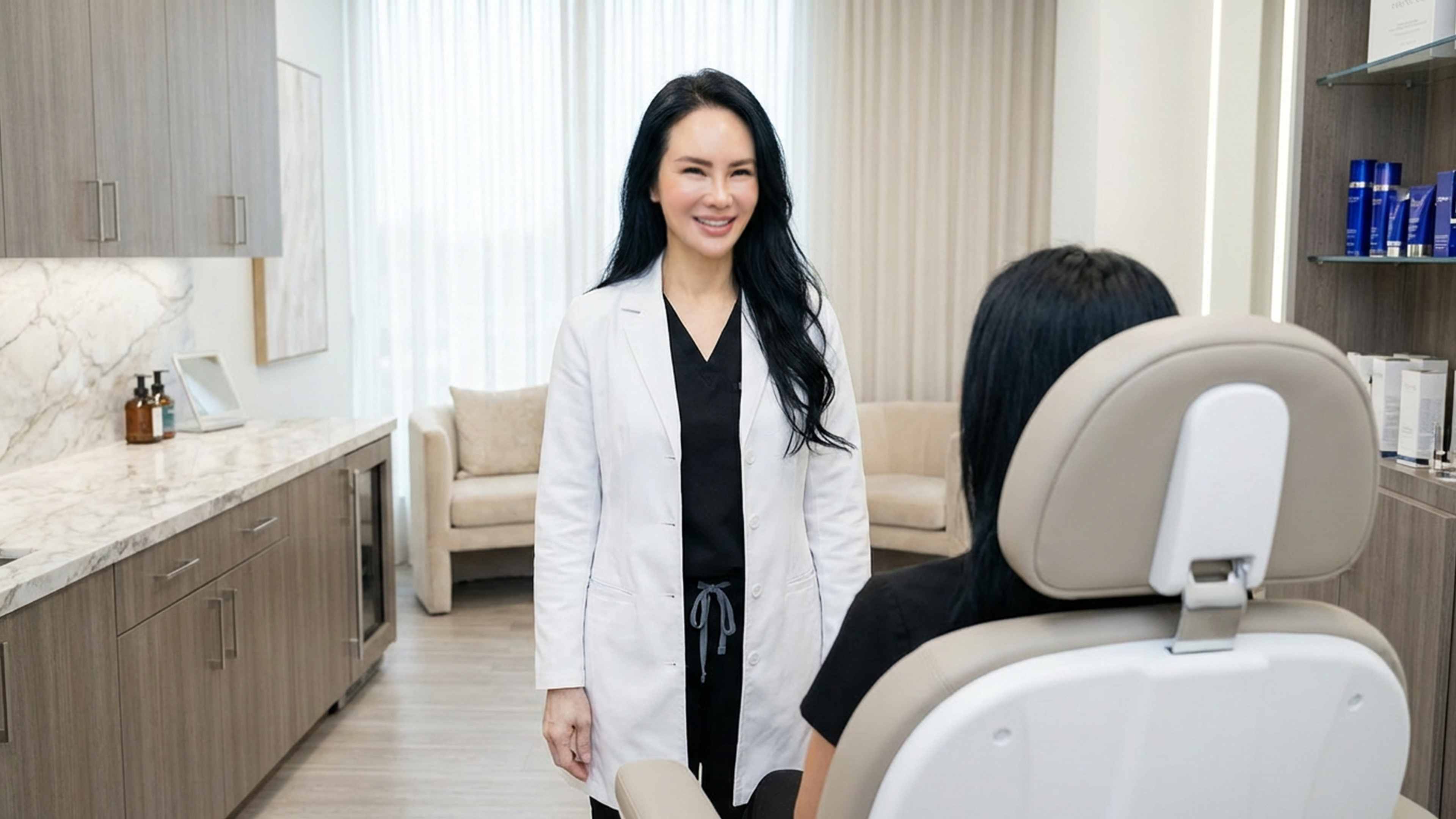 Frau Dr. Sunwoo ber&auml;t eine Patientin