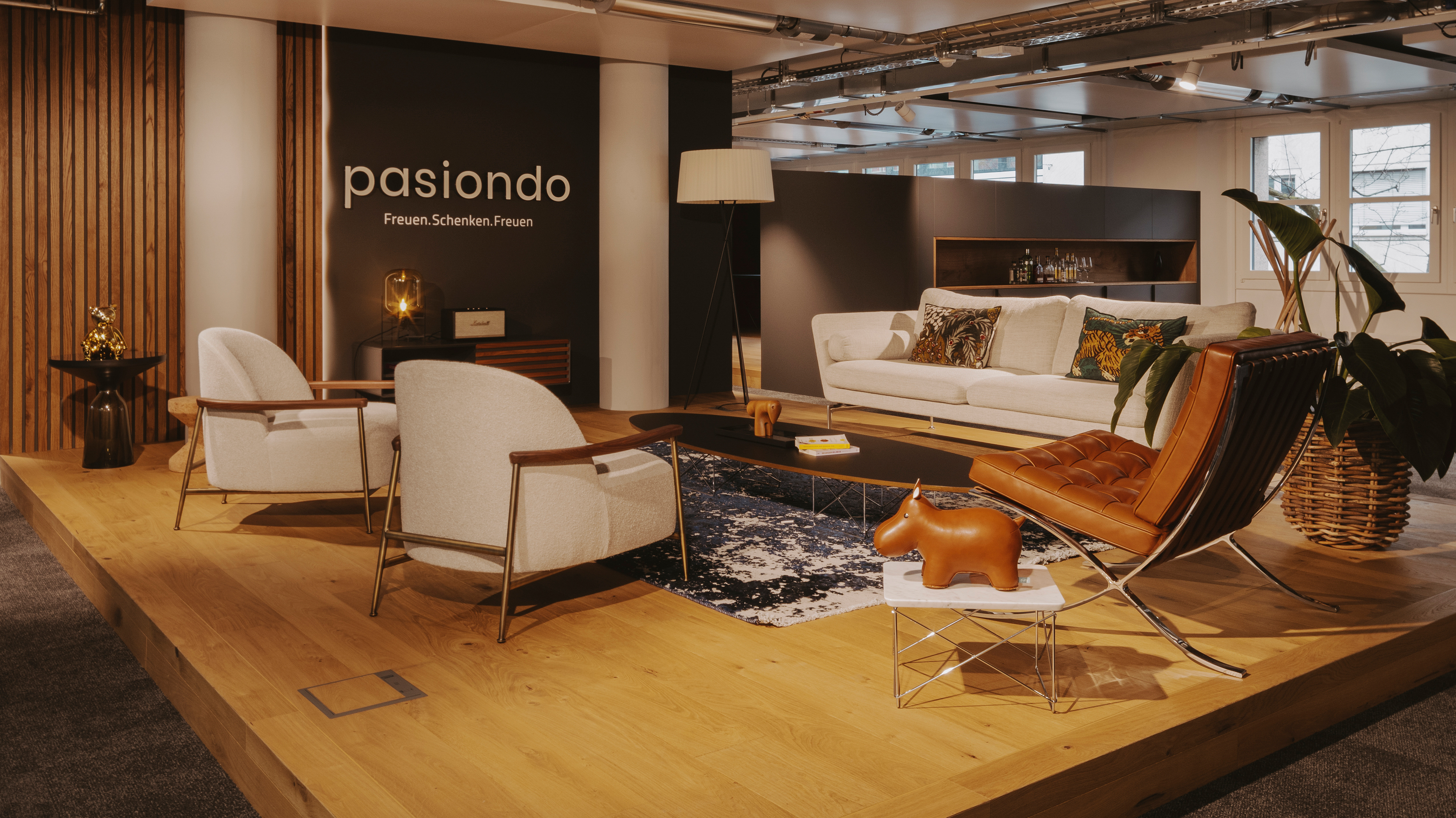 Showroom mit Sofa und Sesseln aus hochwertigen Stoffen und Leder von Grabner Design GmbH