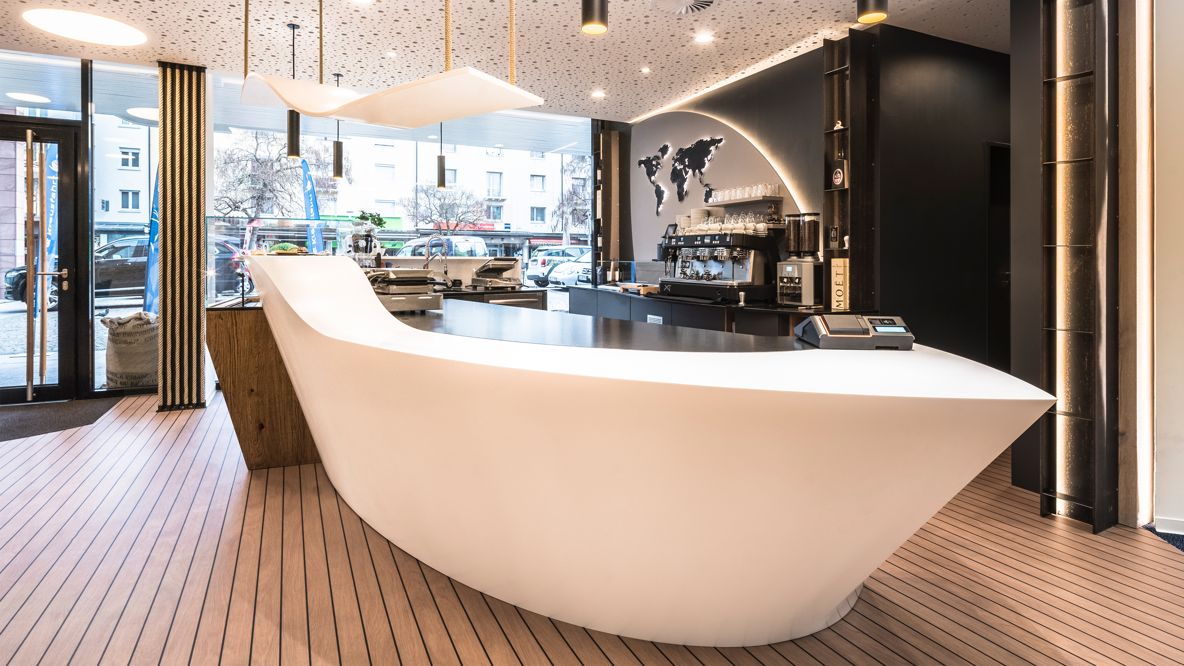 Geschwungene weiße Theke in einer Kaffee Bar von Grabner Design GmbH