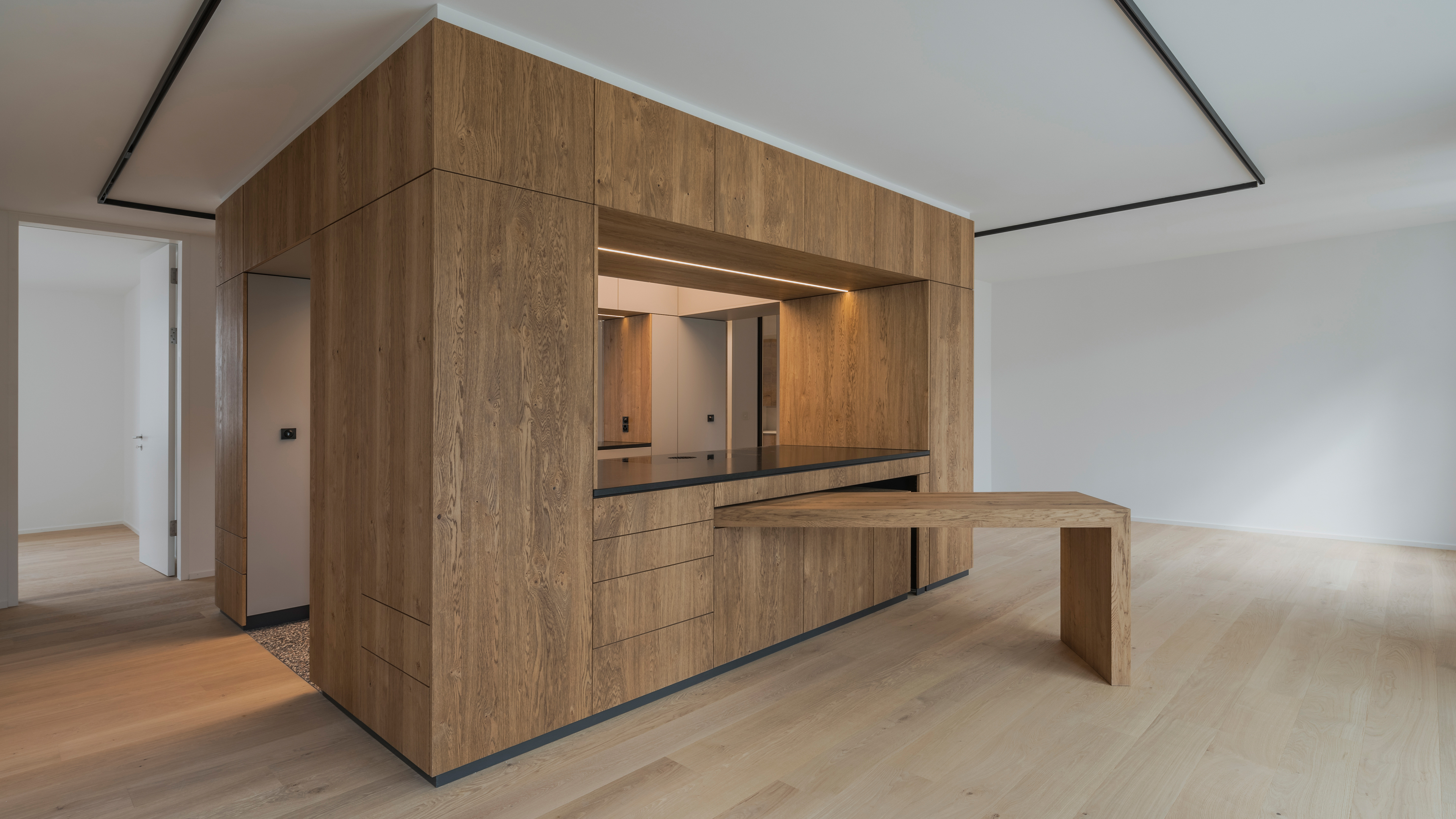 Holzküche mit ausschwenkbarem Esstisch von Grabner Design GmbH