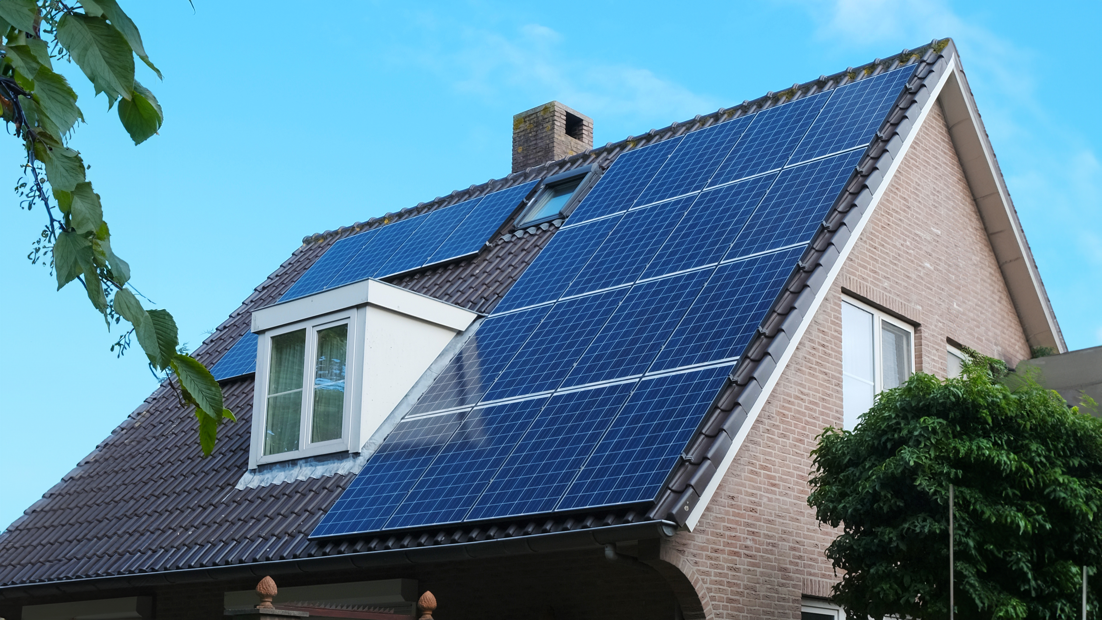 PV Anlage auf dem Dach eines Einfamilienhauses von Greenox