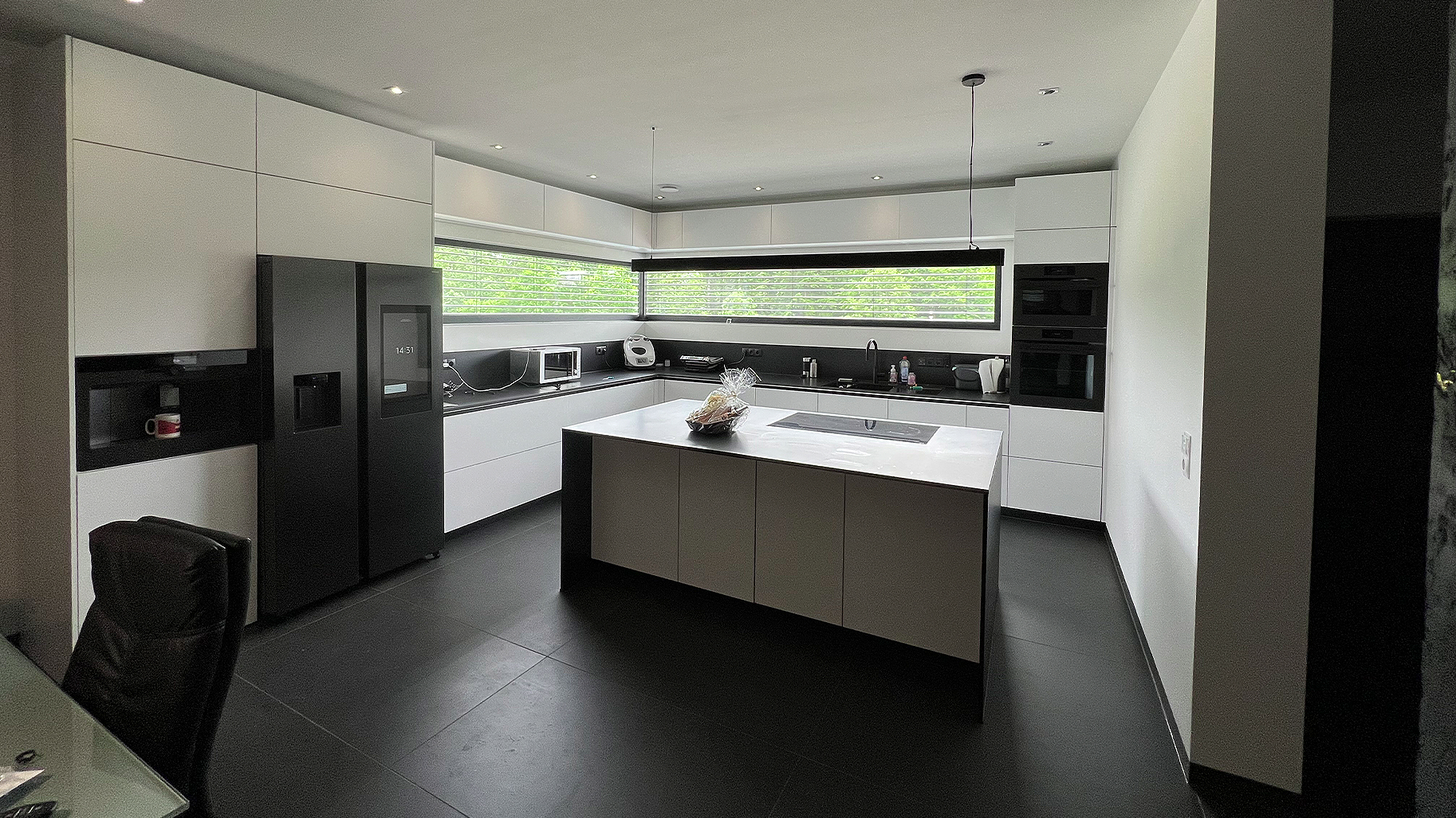 Ma&szlig;angefertigte K&uuml;che in Schwarz/Weiss