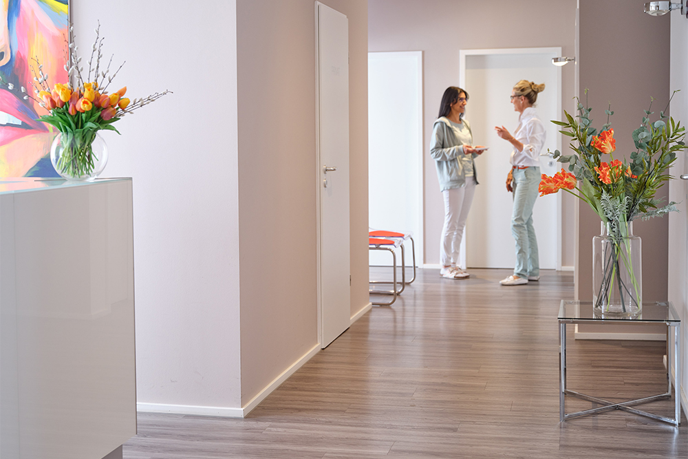 helle freundliche Praxis mit Blumen