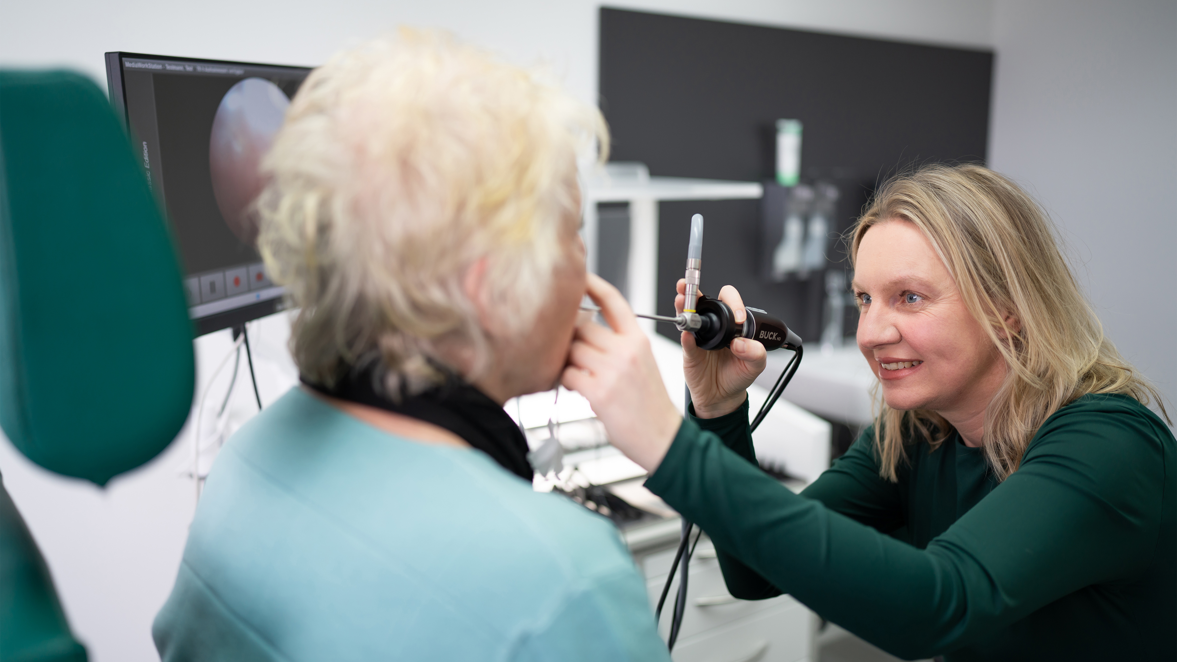 Dr. Cindy Küch während einer Videostroboskopie