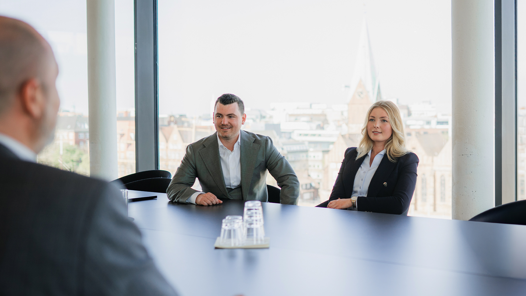 Jonas Haubner im Beratungsgespr&auml;ch &uuml;ber Immobilien-Investments &ndash; exklusiv im STILPUNKTE Lifestyle Guide